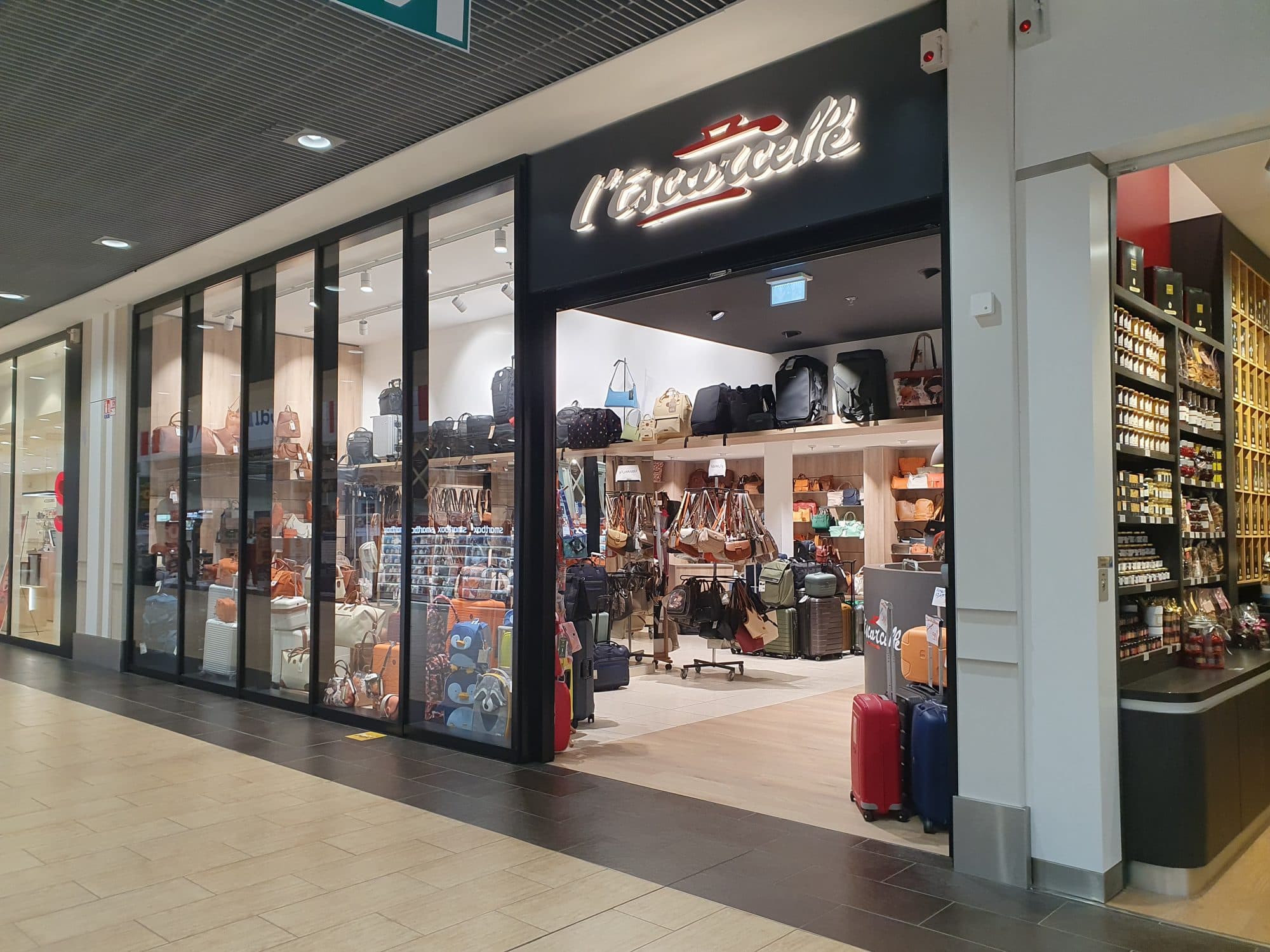 Vitrine et devanture d'une boutique en galerie commerciale