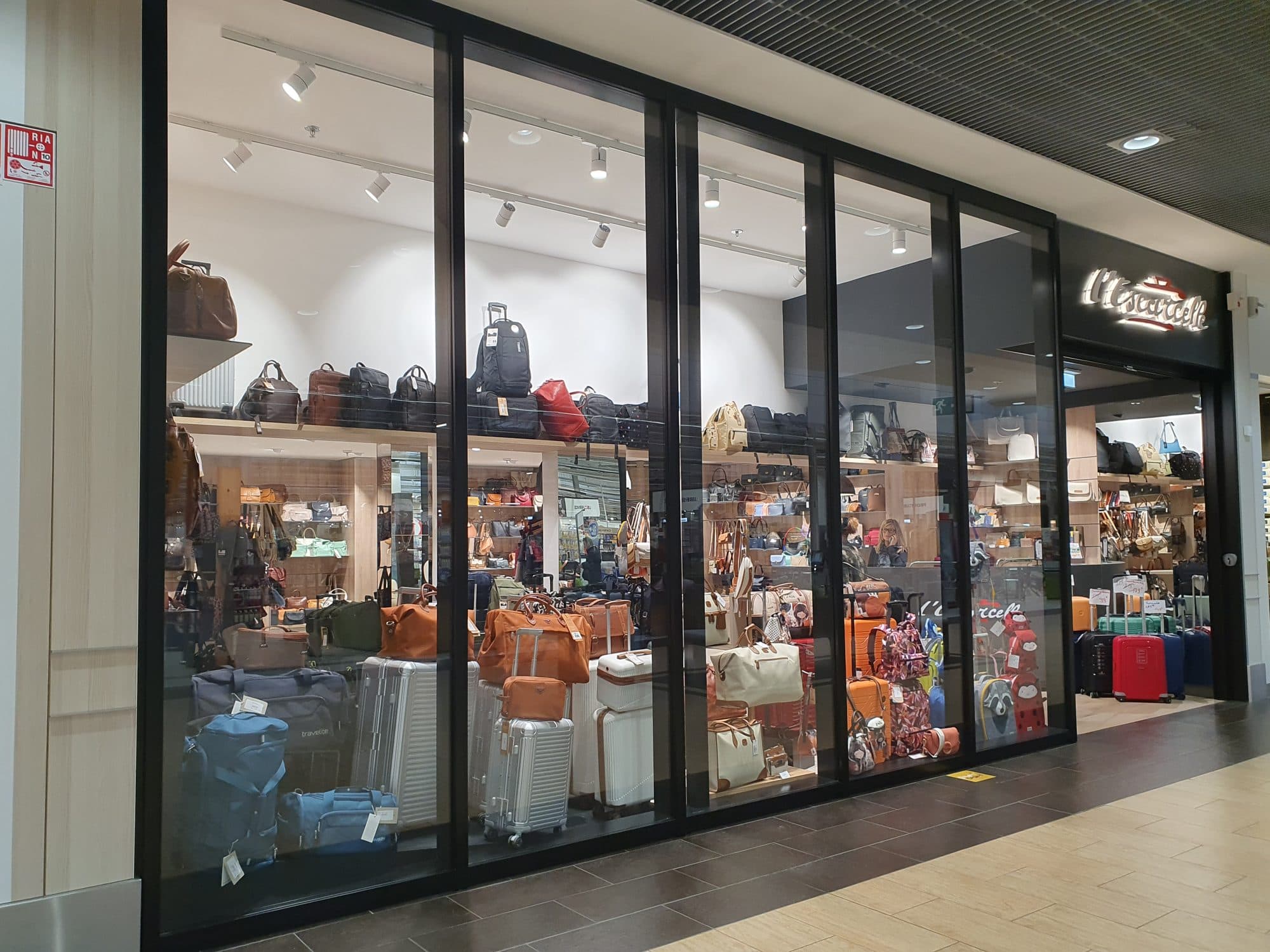 Vitrine toute hauteur d'une boutique en galerie marchande