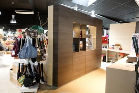 Boutique avec cloison en bois foncé et présentoirs