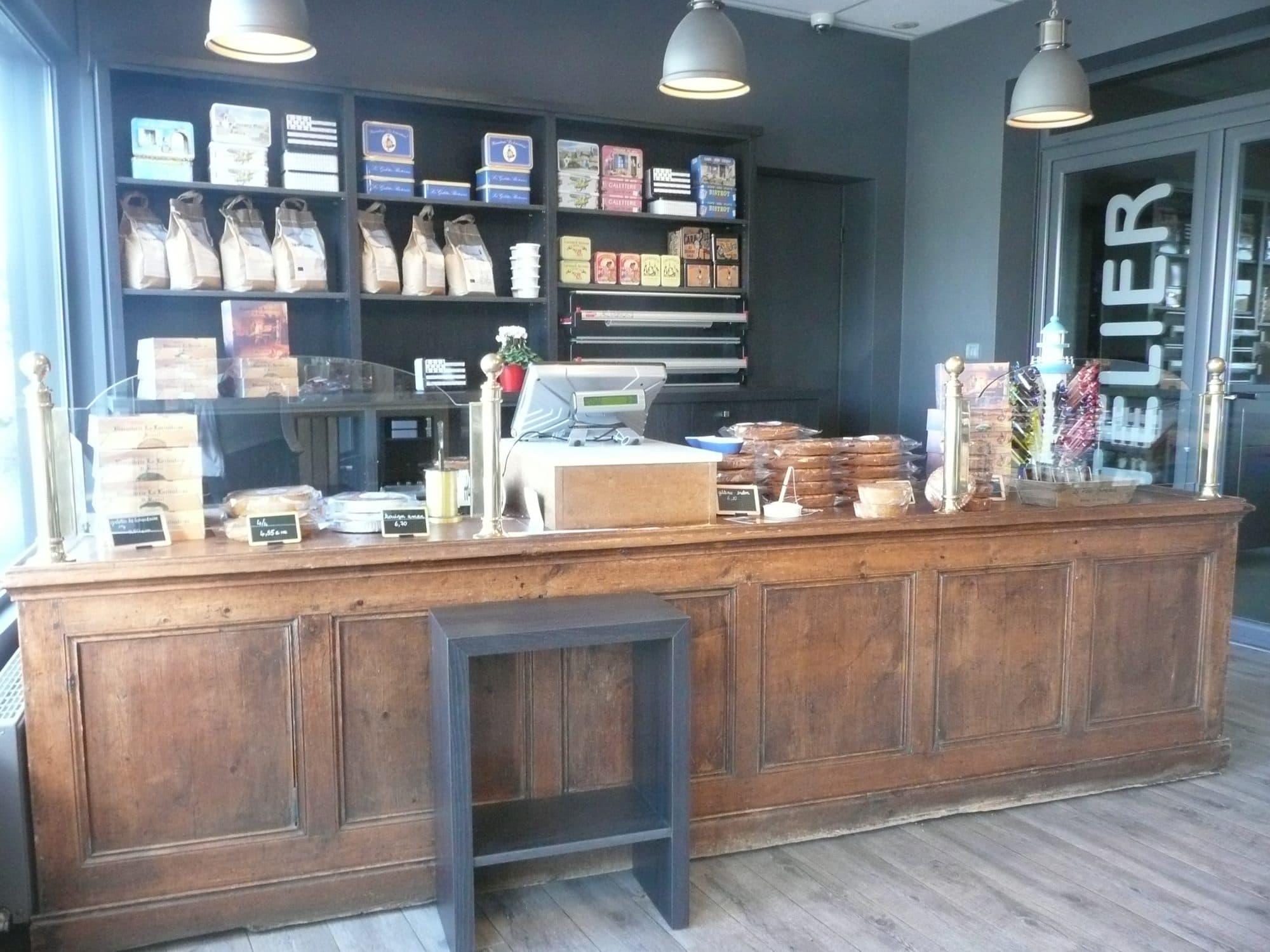 Comptoir de vente en bois ancien dans une épicerie fine
