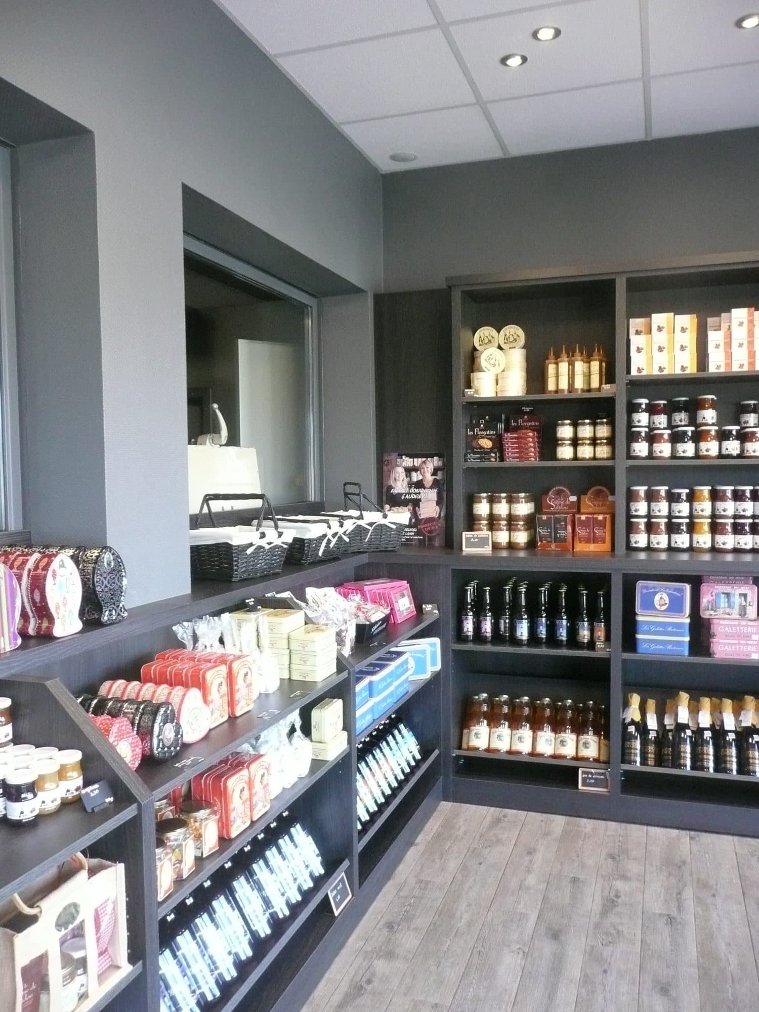 Rayonnages noirs d'une épicerie fine