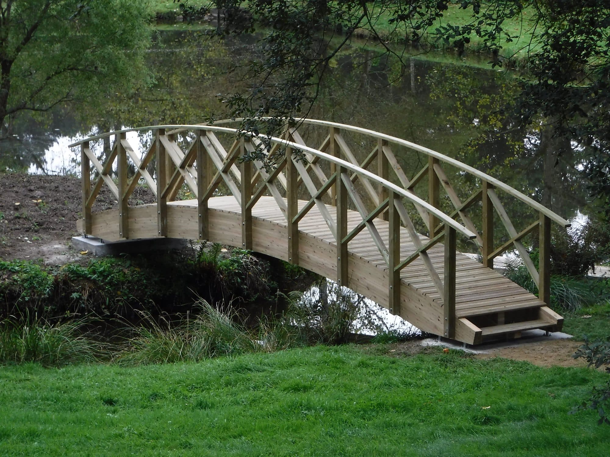 Passerelle en bois au-dessus d'un ruisseau