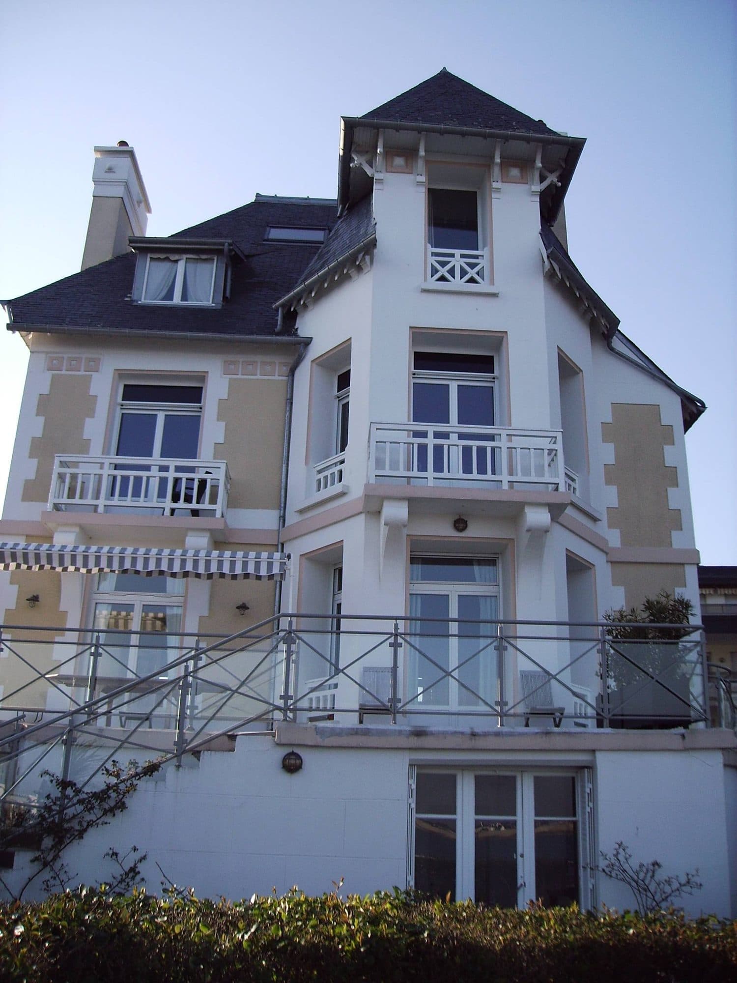 Villa balnéaire avec lambrequins restaurés en façade