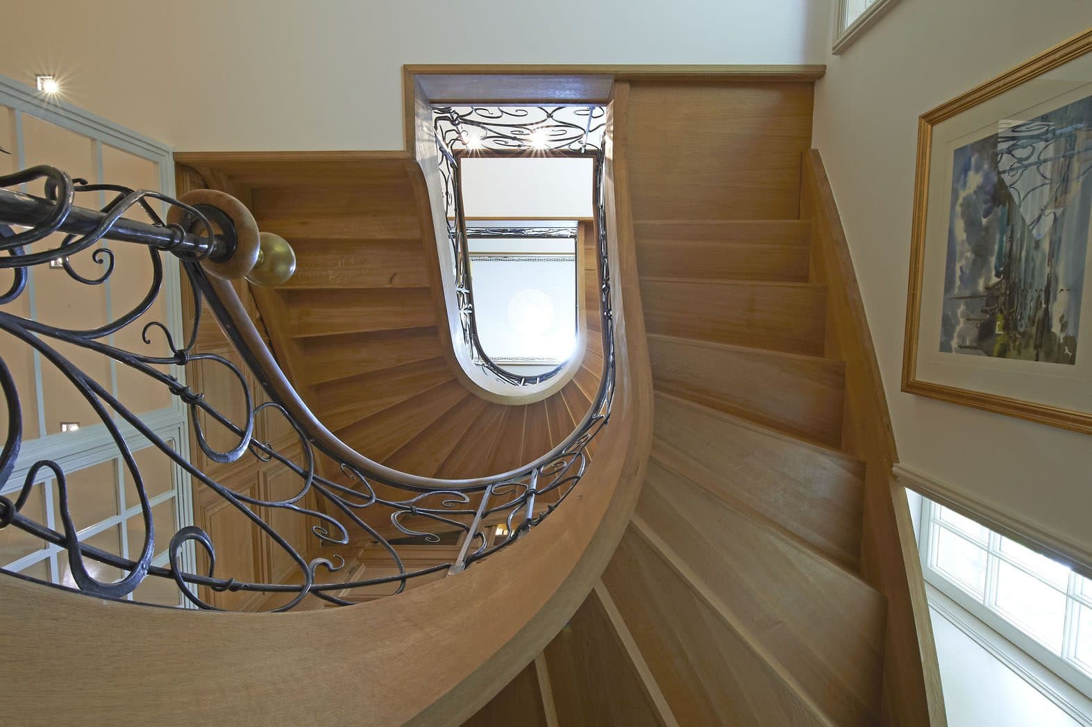 Escalier tournant en bois sur trois niveaux, vu d'en haut