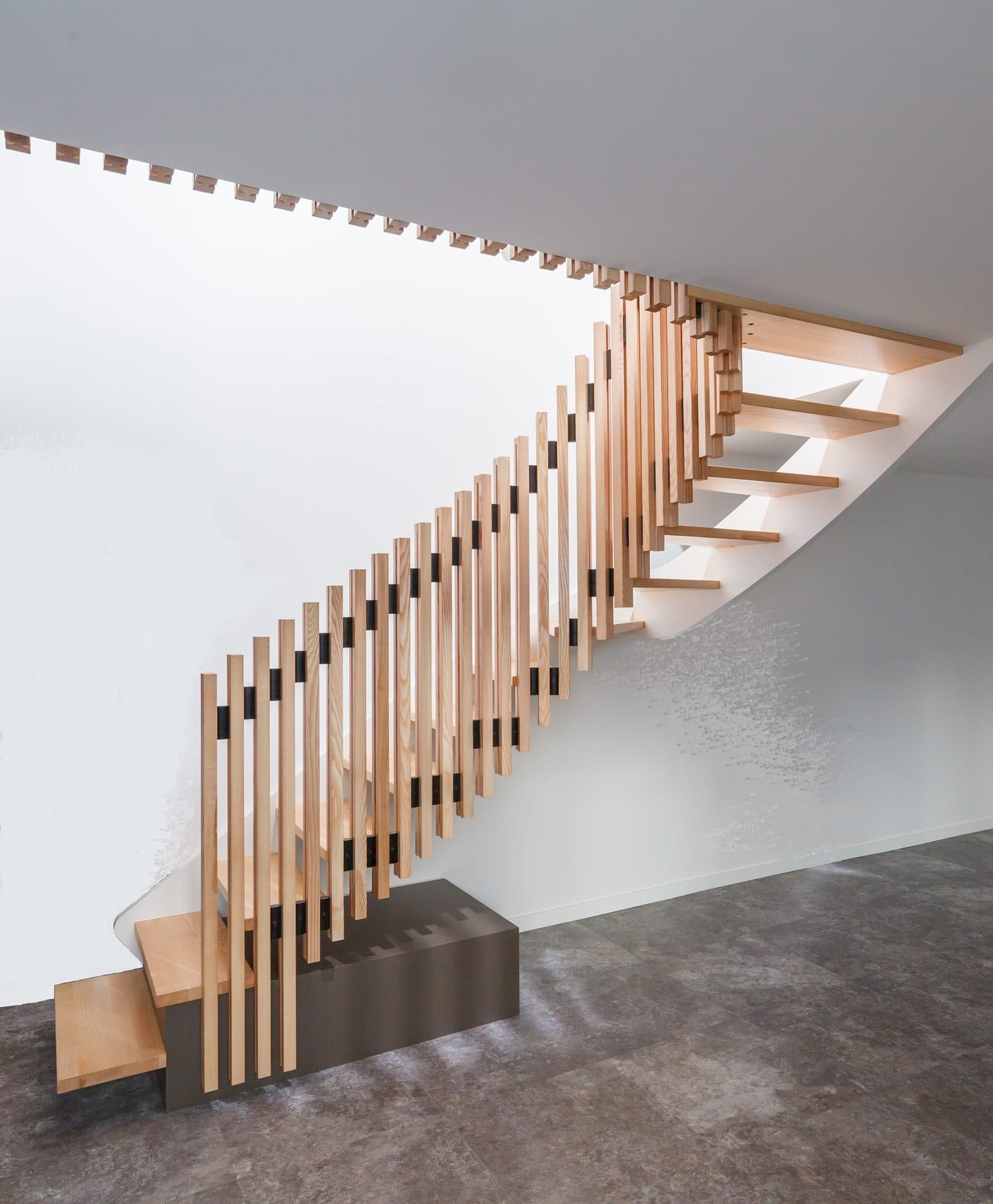 Escalier suspendu en bois avec garde-corps à lames verticales