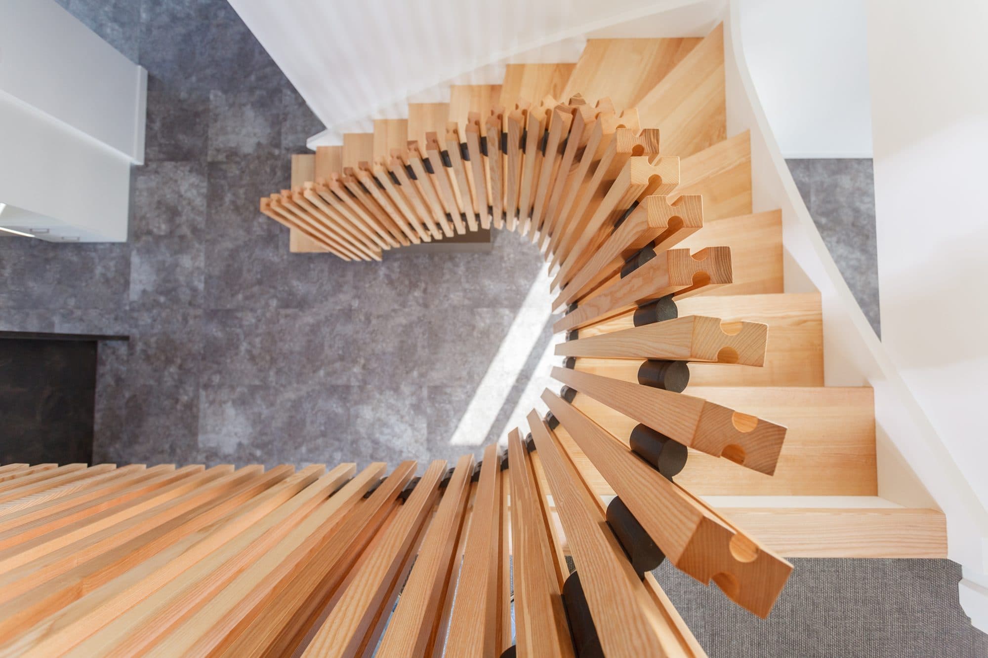 Escalier hélicoïdal à marches en bois vu du dessus