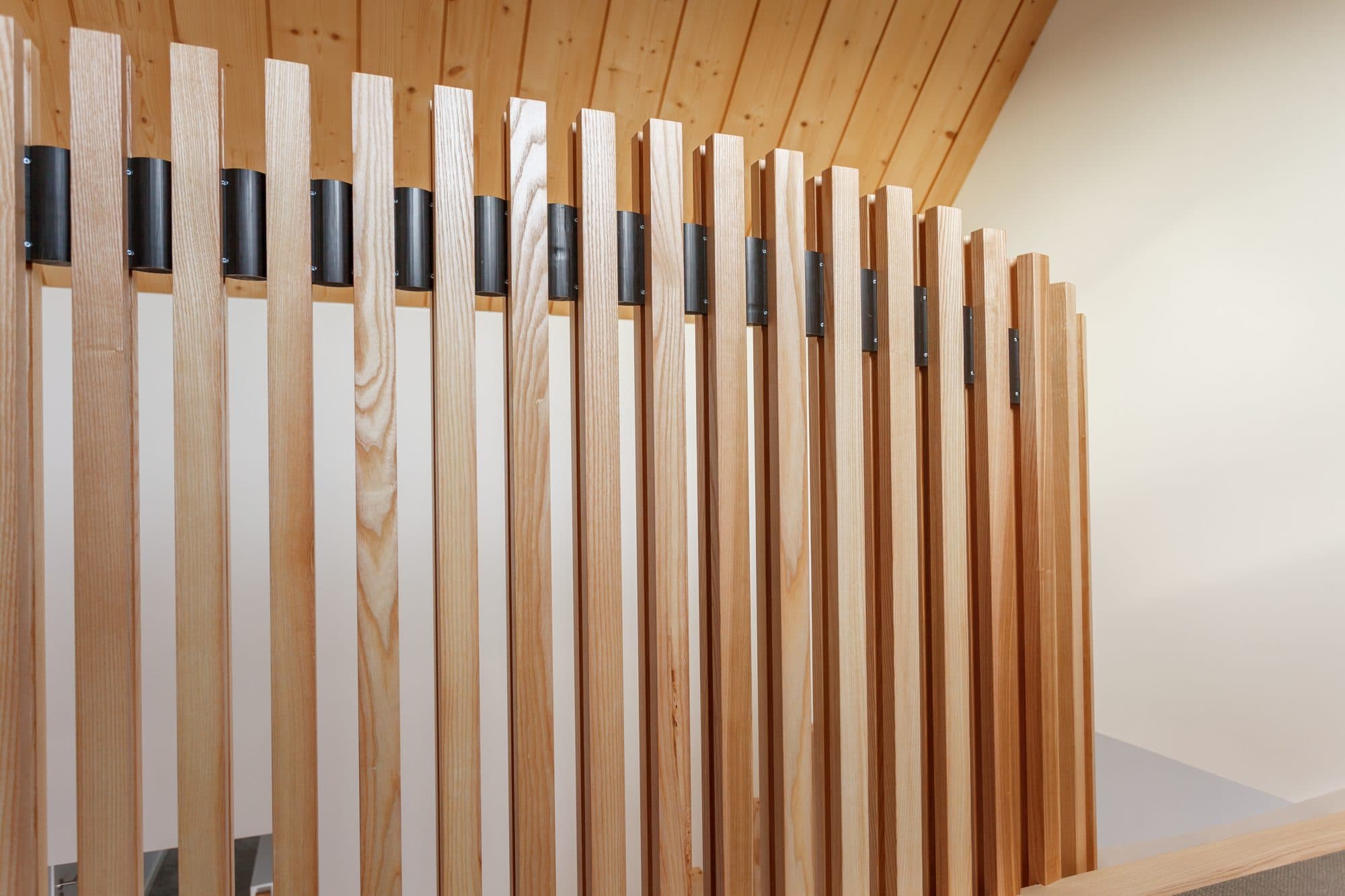Garde-corps courbe en lames de bois verticales