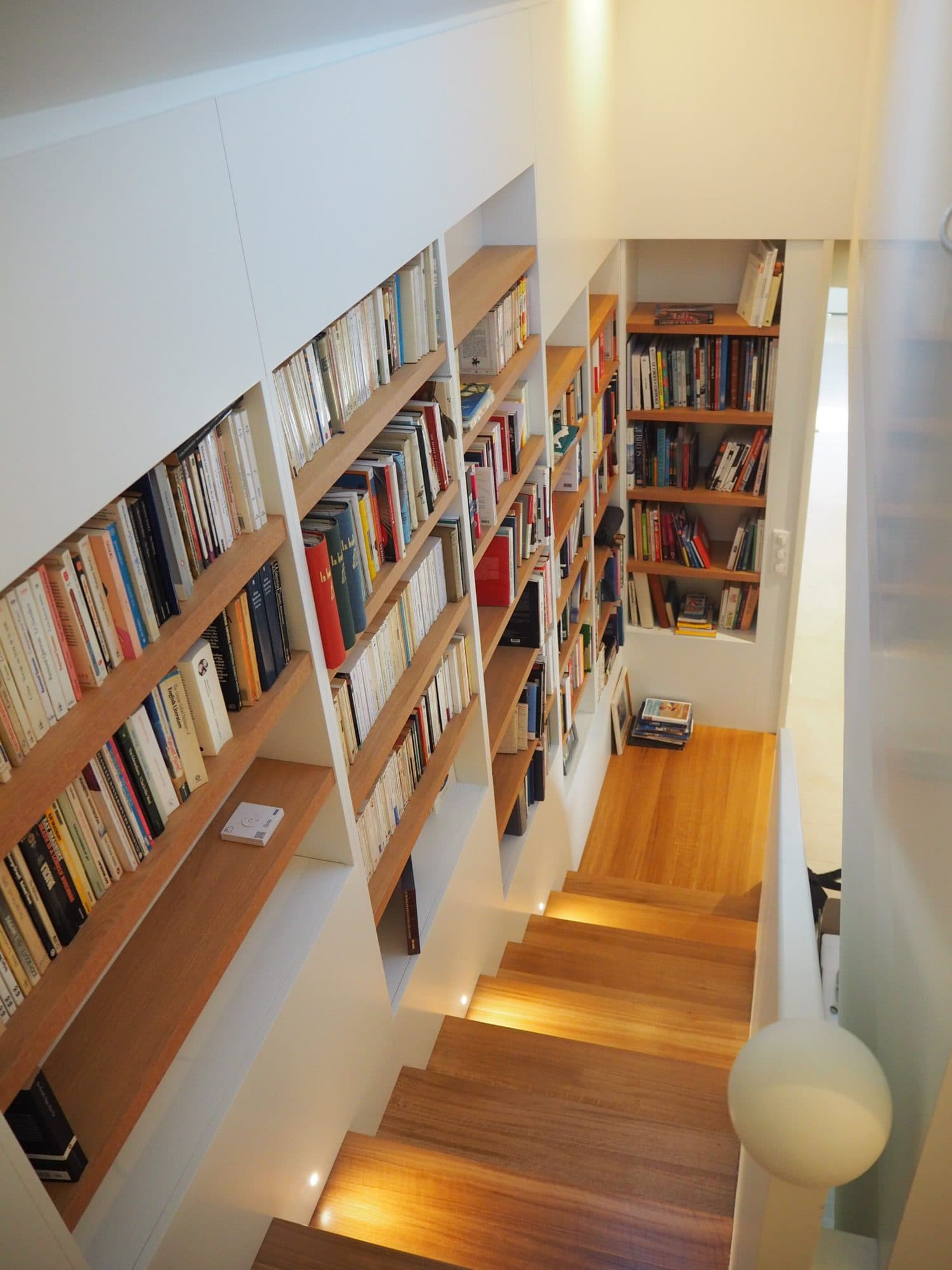 Bibliothèque murale le long d'un escalier