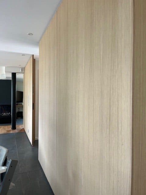 Habillage mural en bois clair dans un couloir