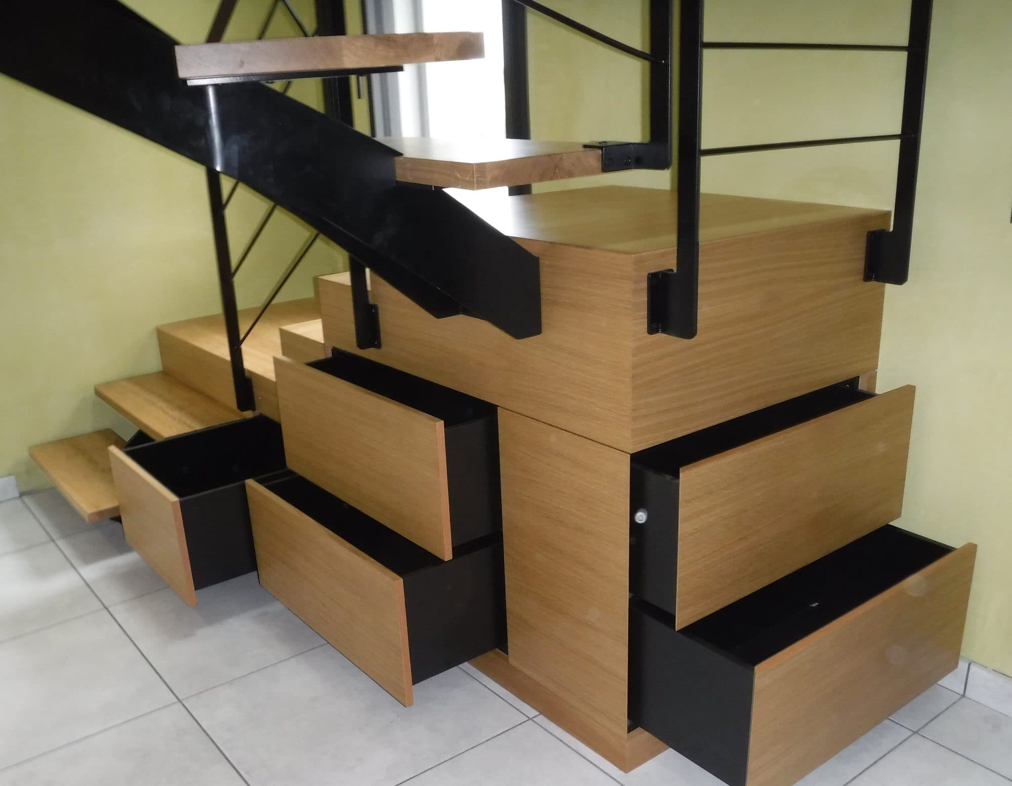 Escalier sur socle en bois avec tiroirs de rangement intégrés
