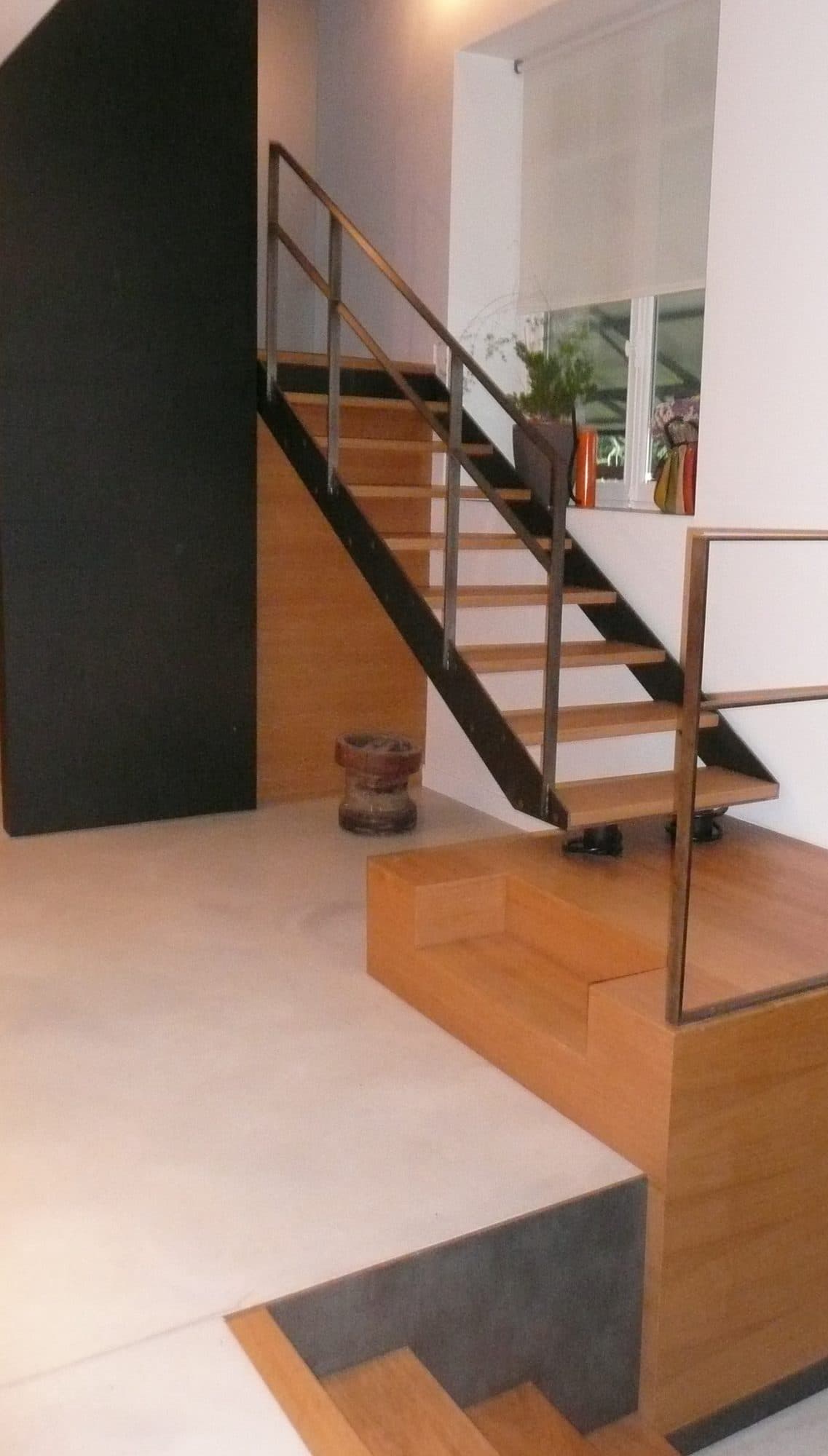 Escalier sur socle en bois et limon métallique