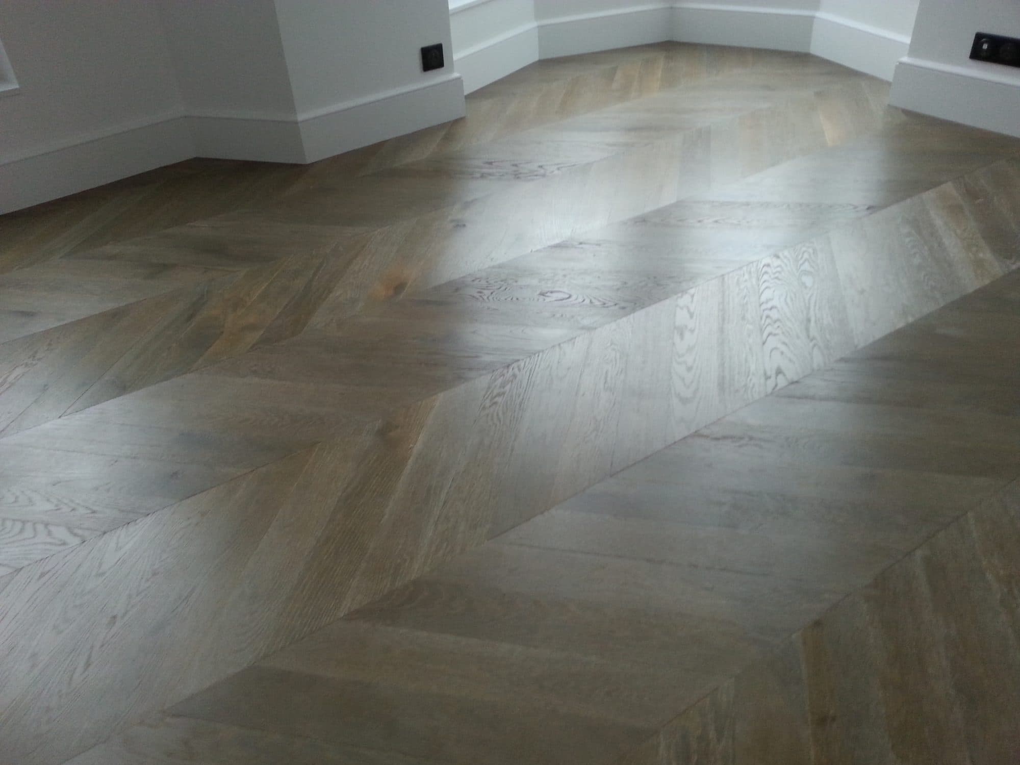 Parquet en point de Hongrie dans une pièce vide