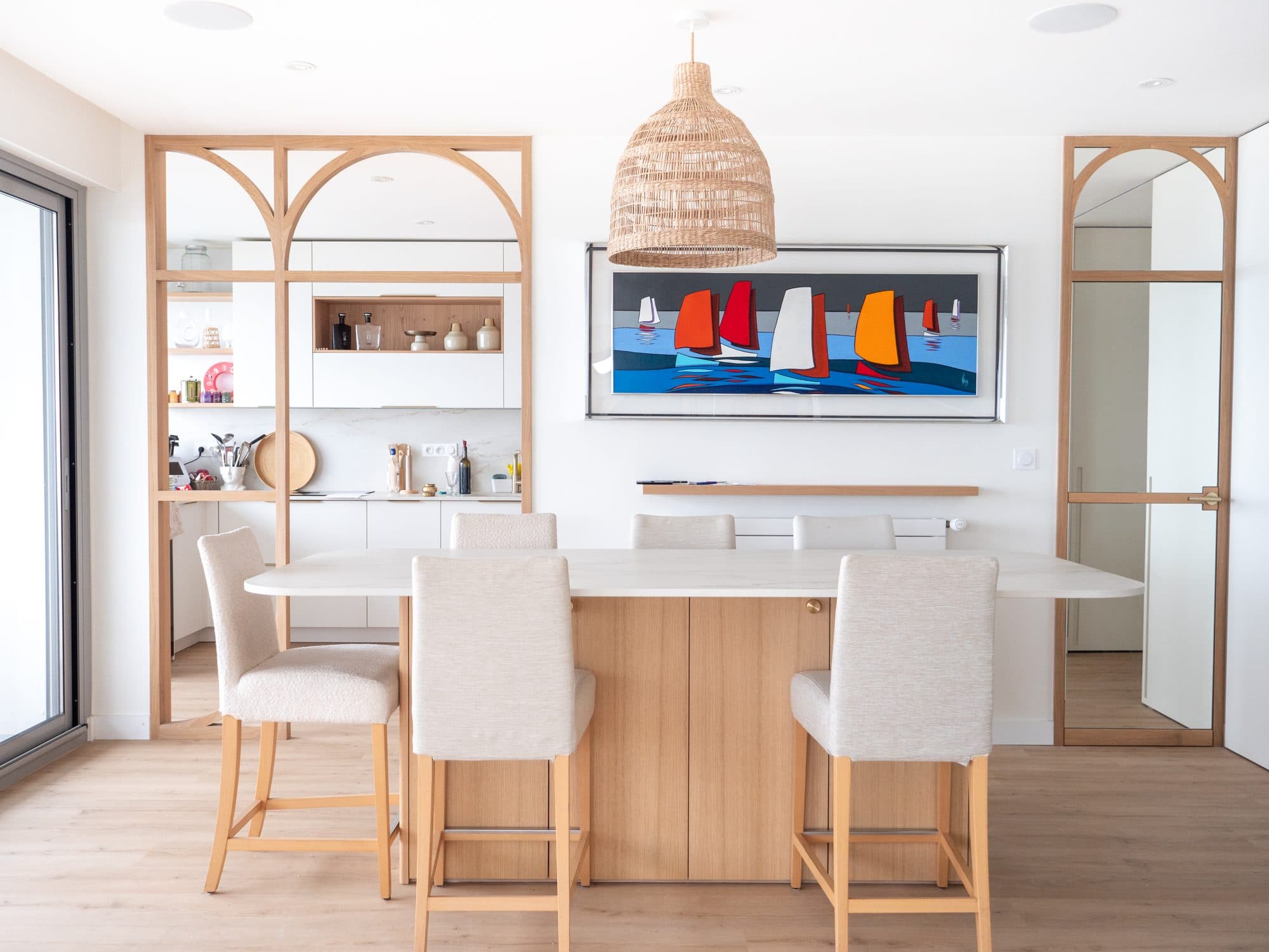 Îlot de cuisine en bois avec arches et tabourets