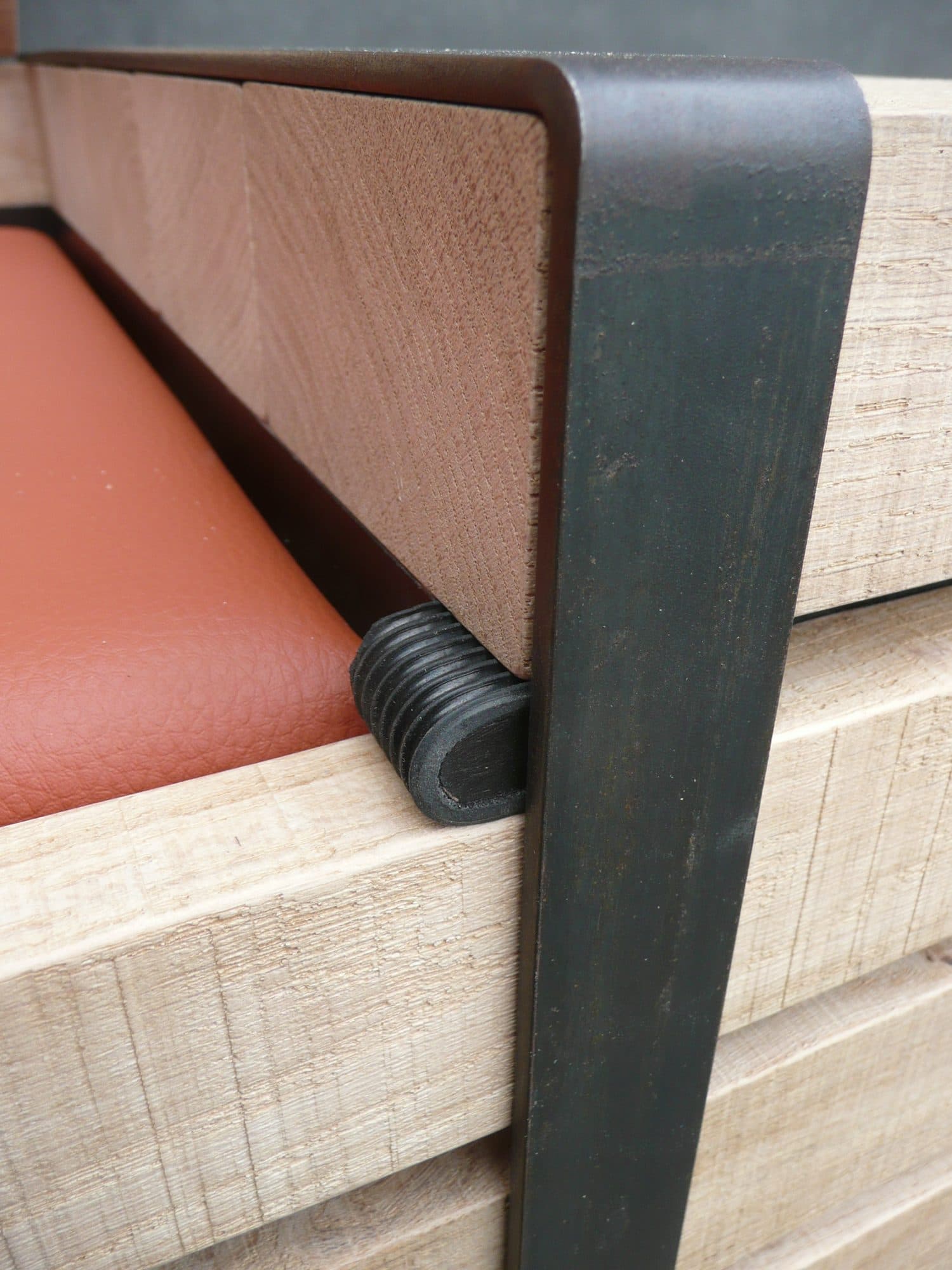 Détail d'un coffre en chêne avec sangle en cuir