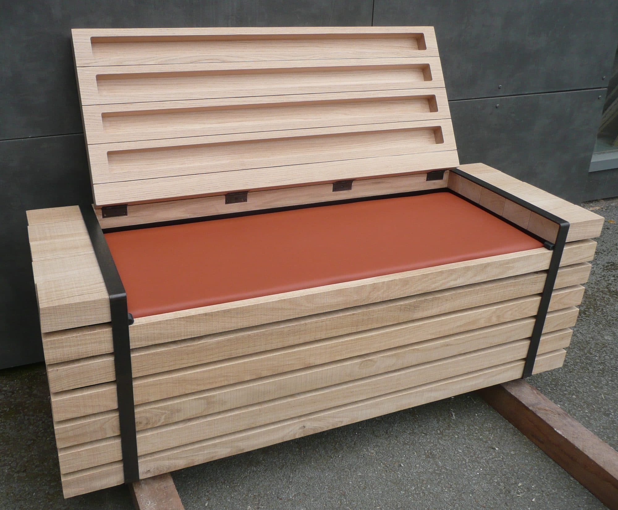 Banc coffre en lames de chêne avec assise en cuir
