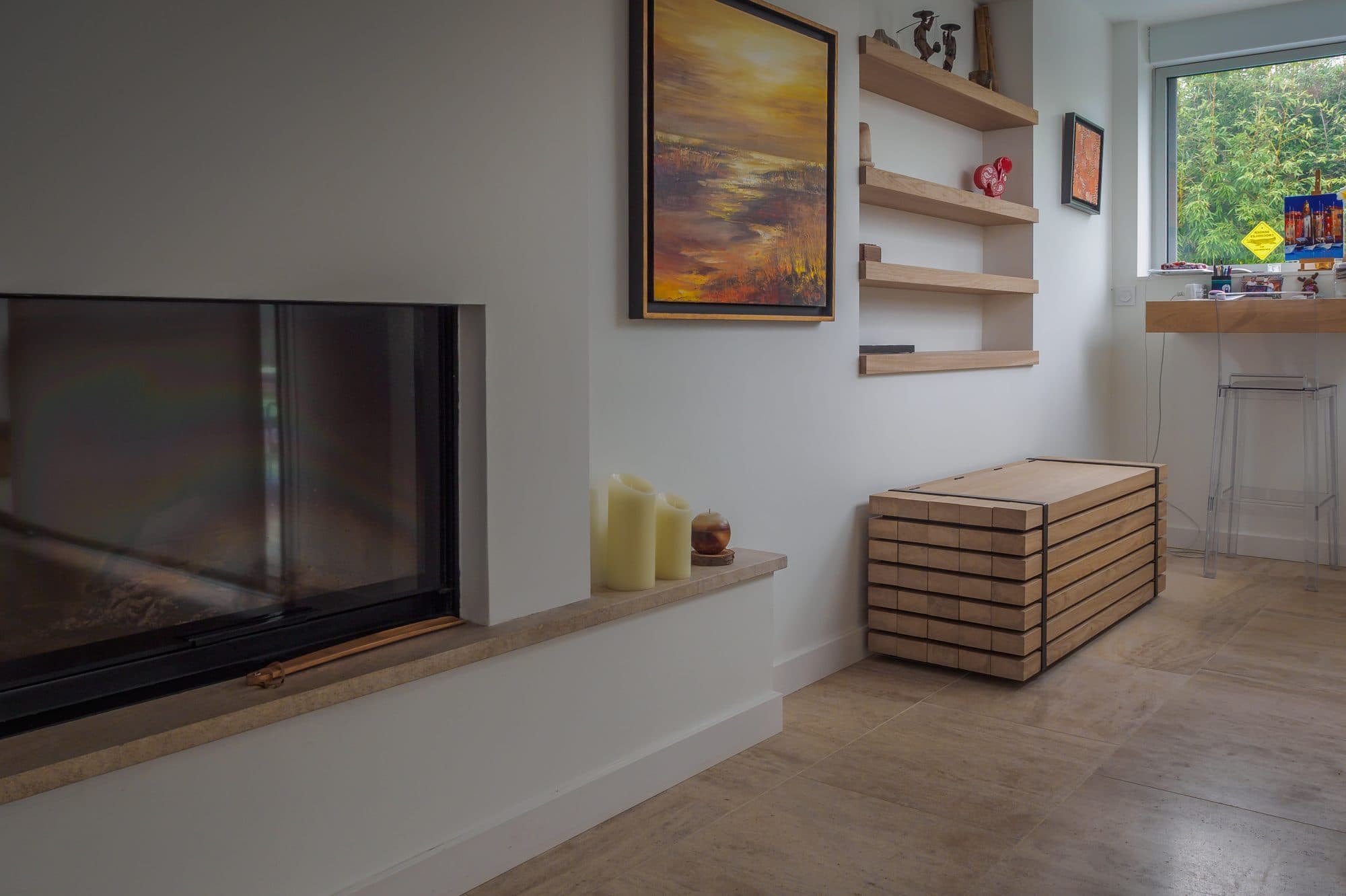 Banc coffre en chêne près d'une cheminée