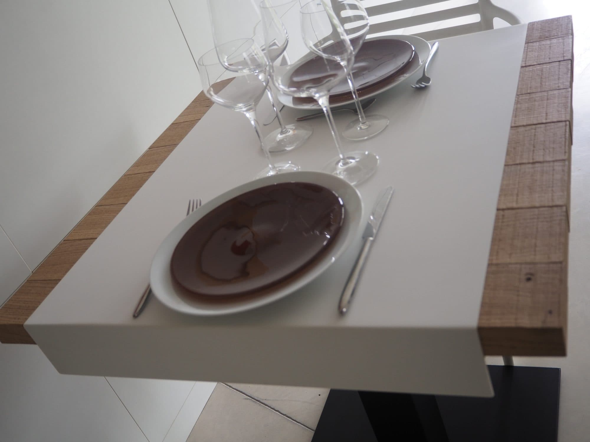 Table blanche à chant en chêne dressée pour un repas
