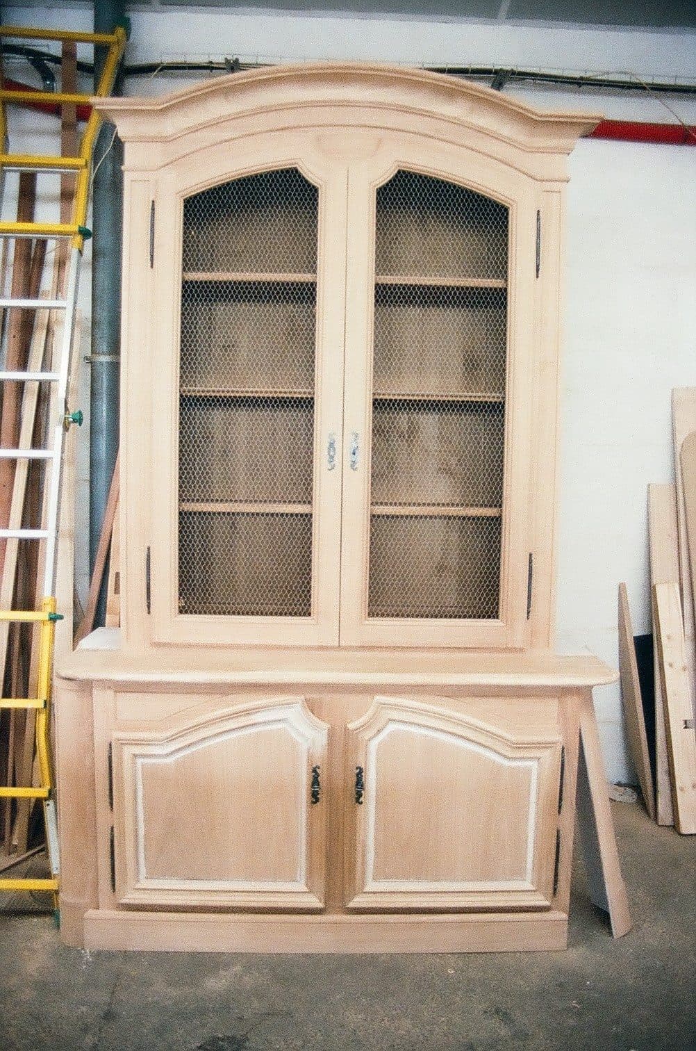 Buffet vaisselier en bois avec portes vitrées