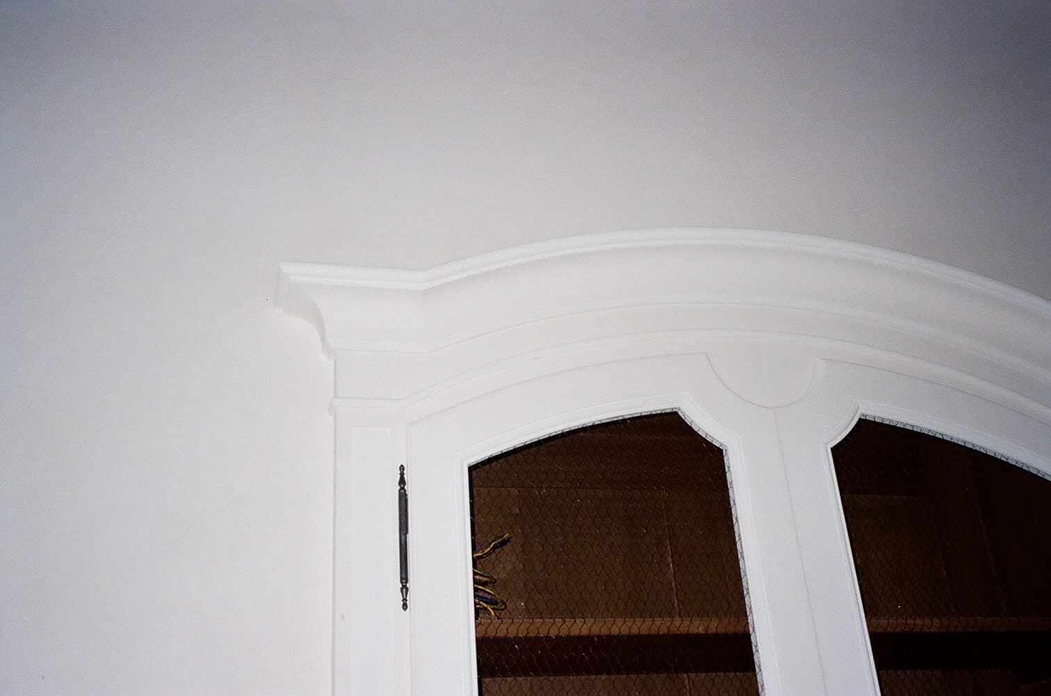 Détail d'une porte de placard cintrée blanche