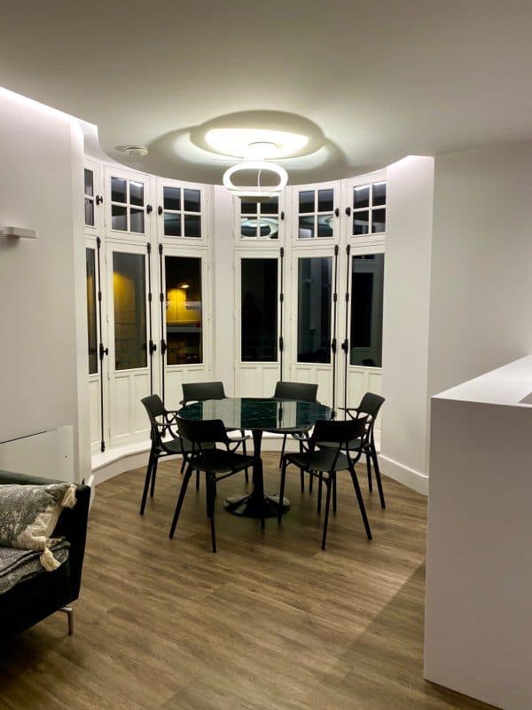Salle à manger dans un bow-window avec éclairage au plafond