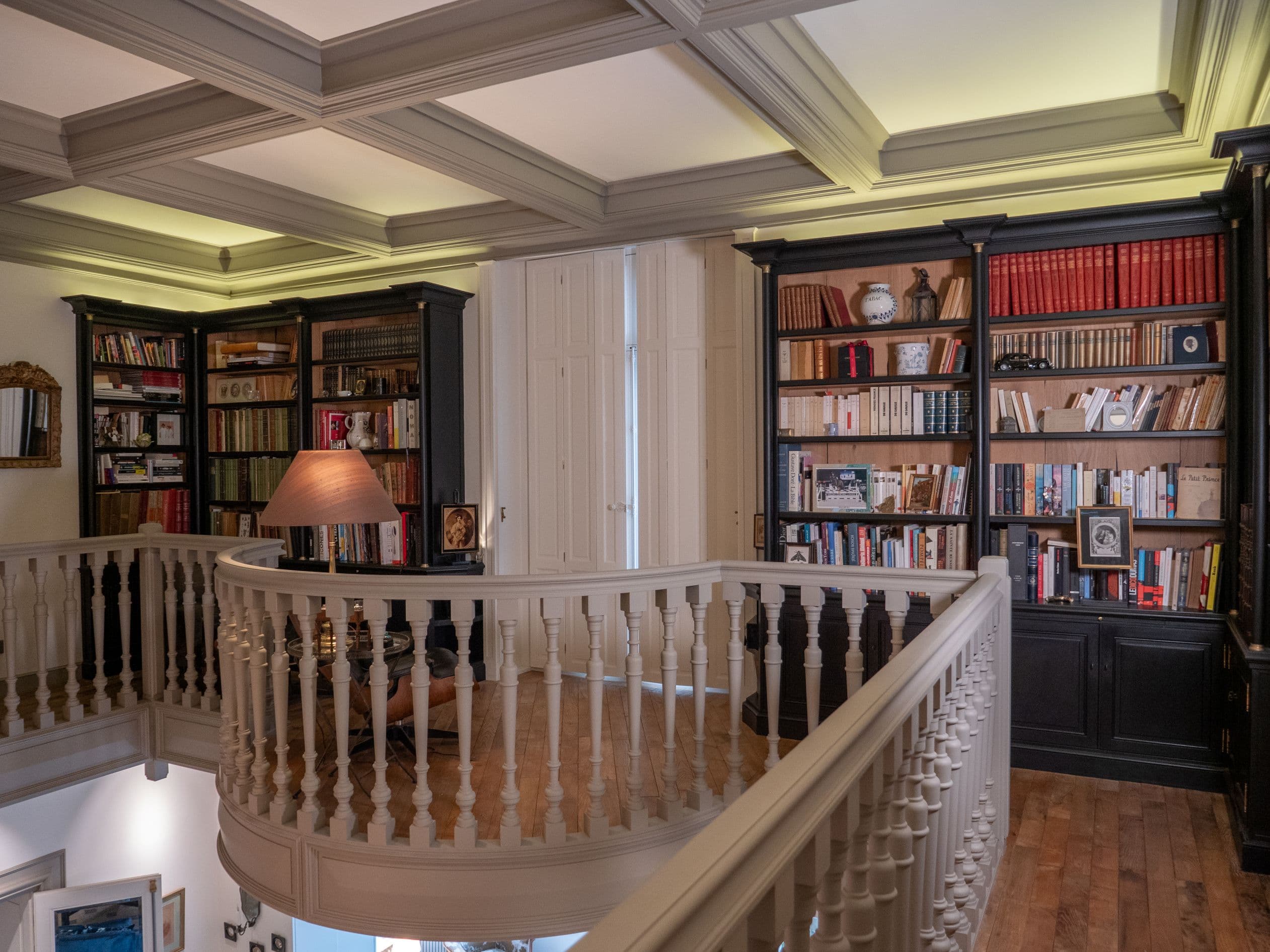Mezzanine avec bibliothèques sur mesure et garde-corps à balustres