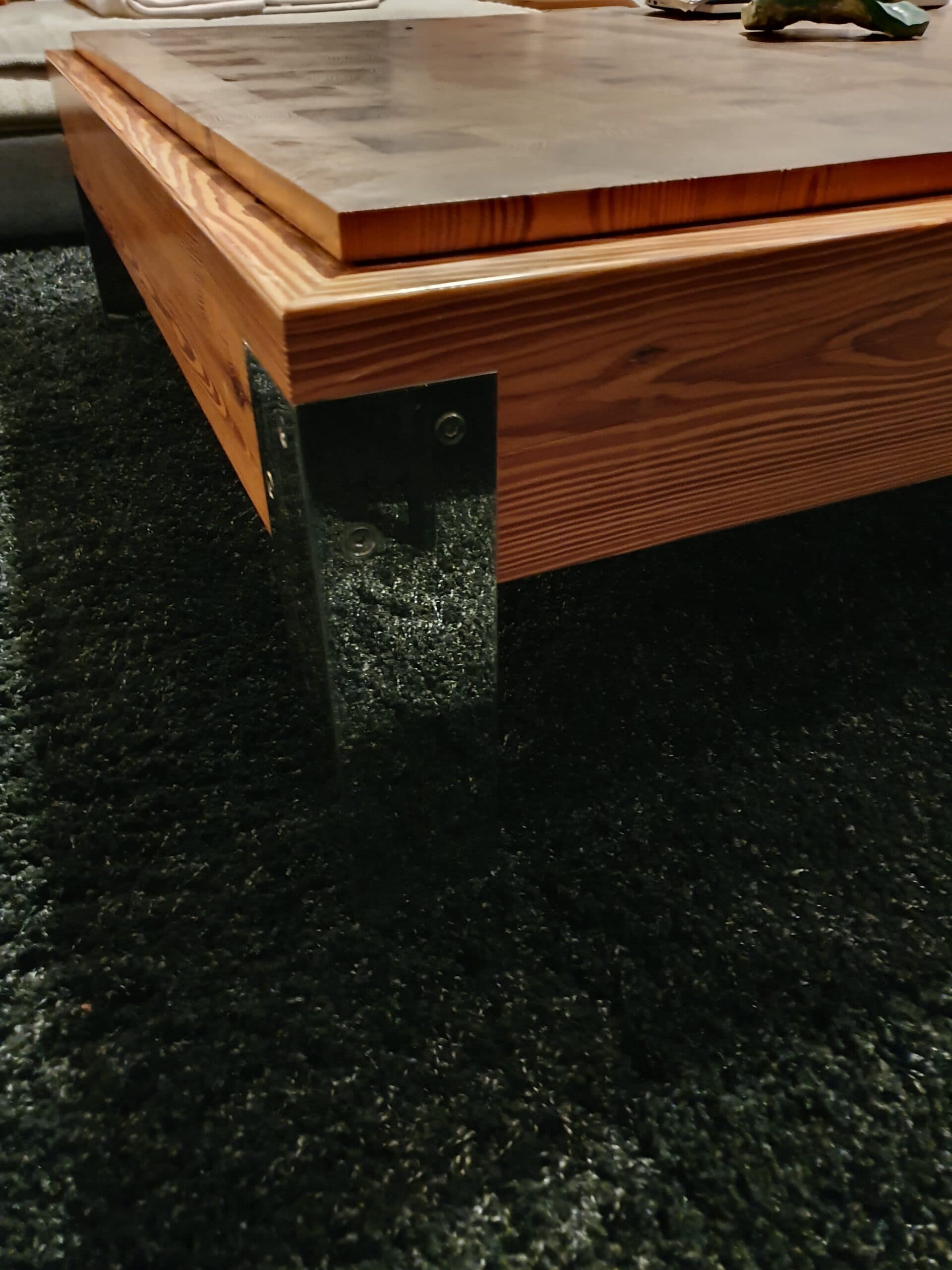 Angle d'une table basse en bois massif sur tapis