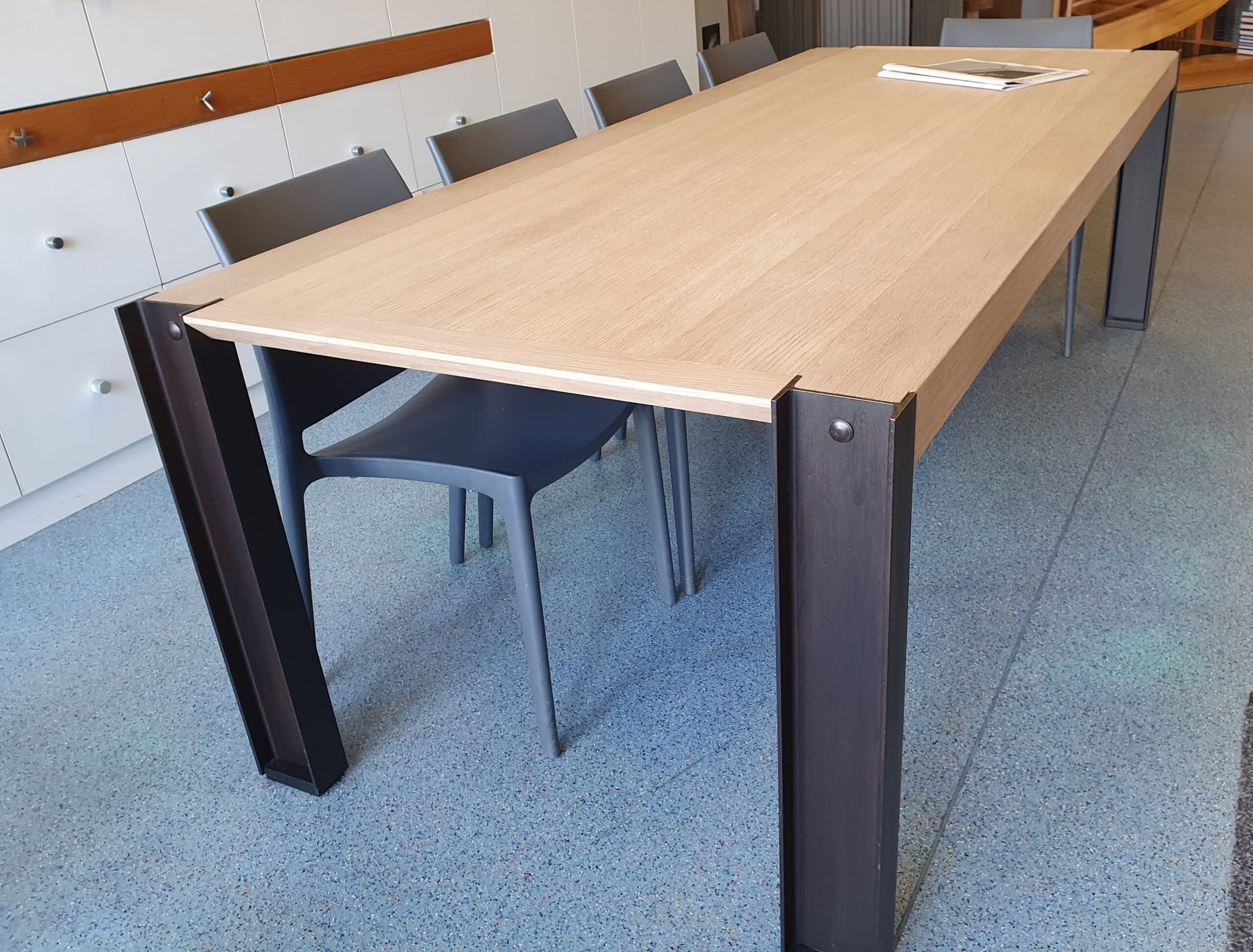 Table en chêne sur pieds en acier noir