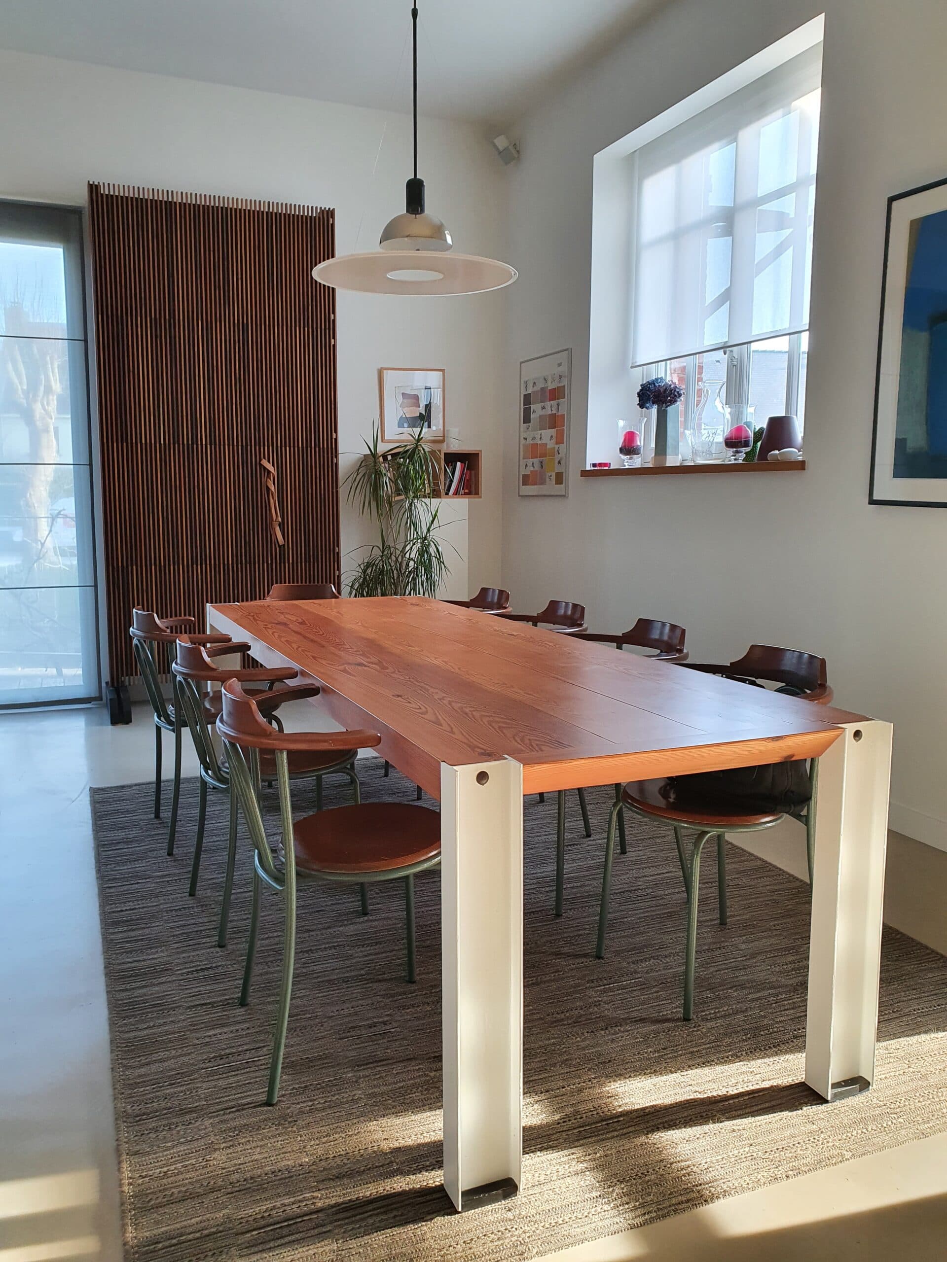 Table de salle à manger en bois rouge avec chaises