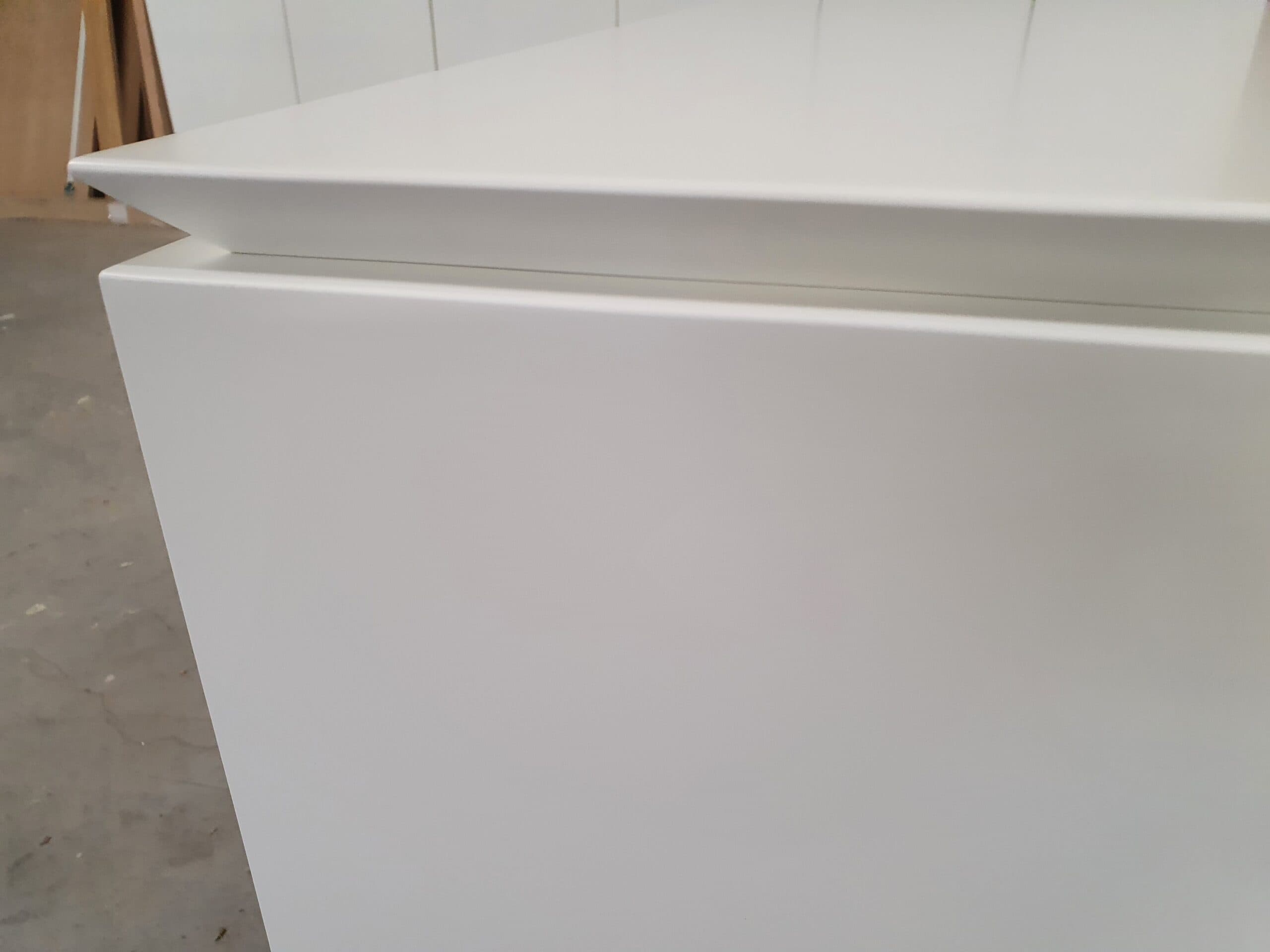 Détail d'un meuble blanc laqué aux arêtes vives