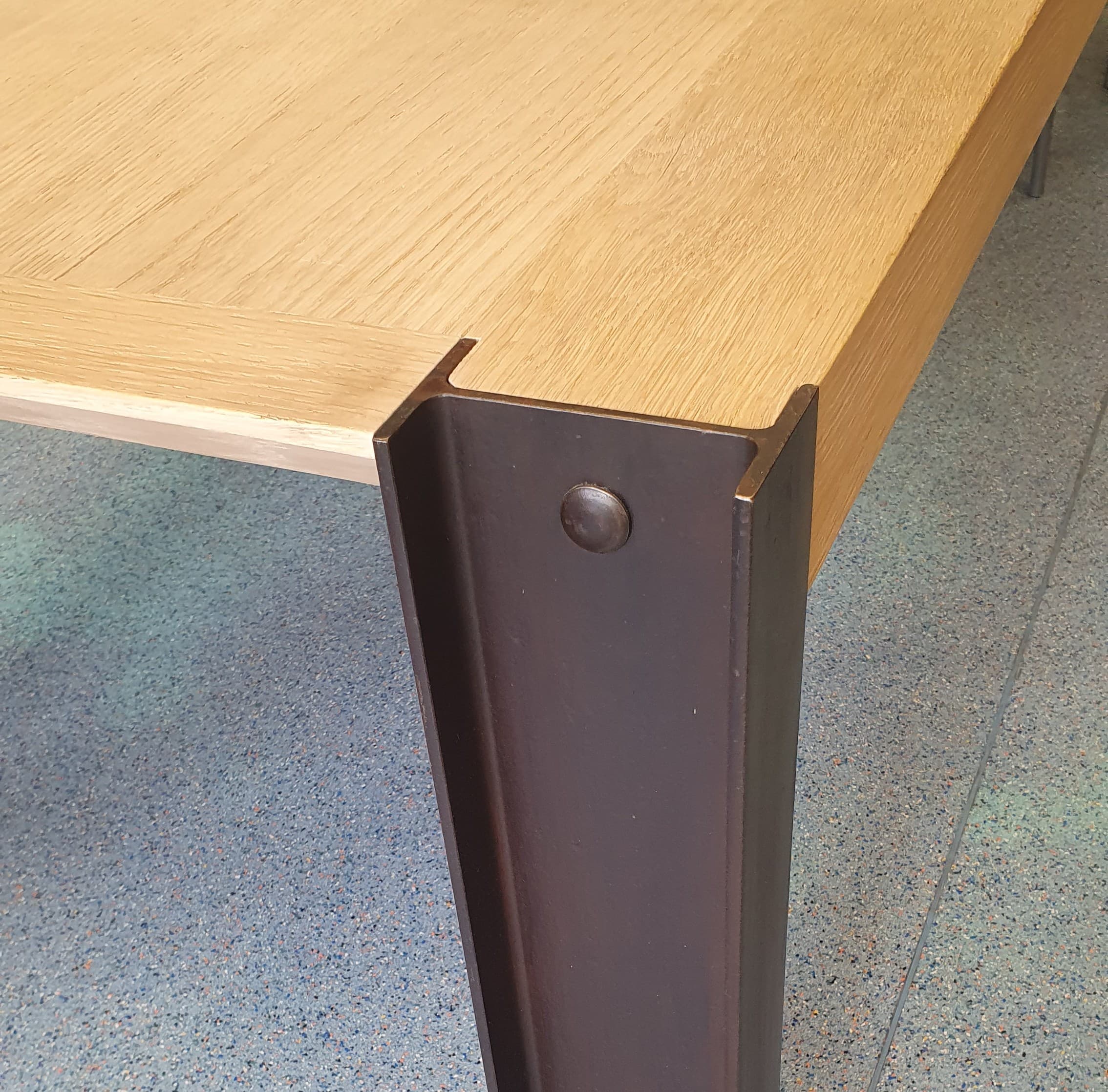 Angle d'un plateau en chêne sur pied en acier