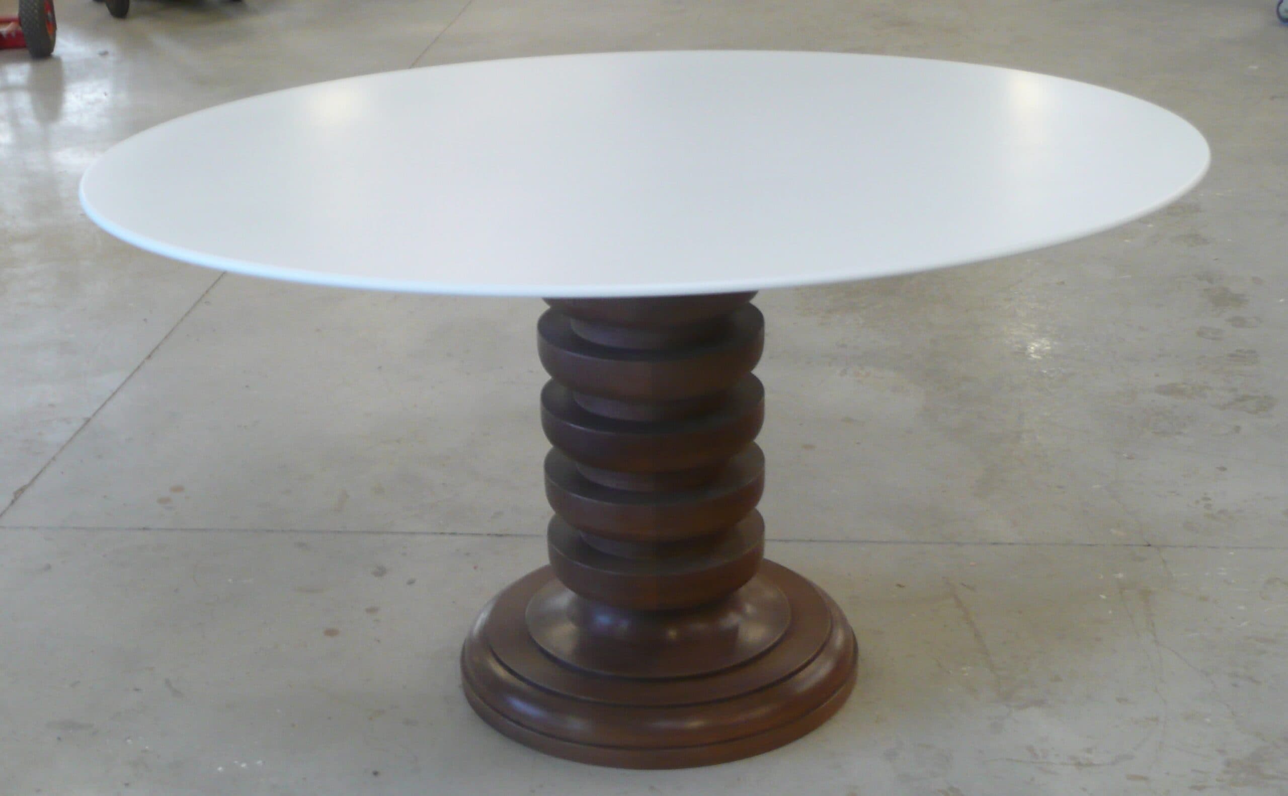 Table ronde blanche sur pied tourné en bois