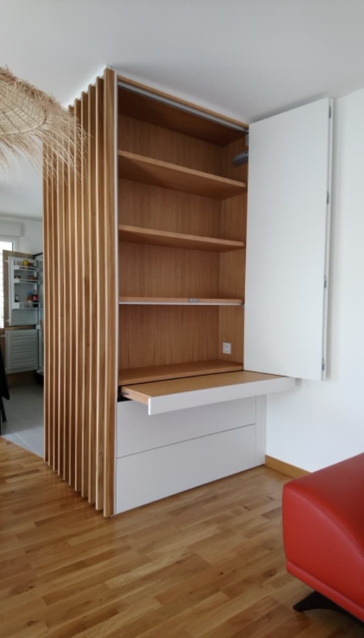 Bibliothèque en bois et claustra à lames