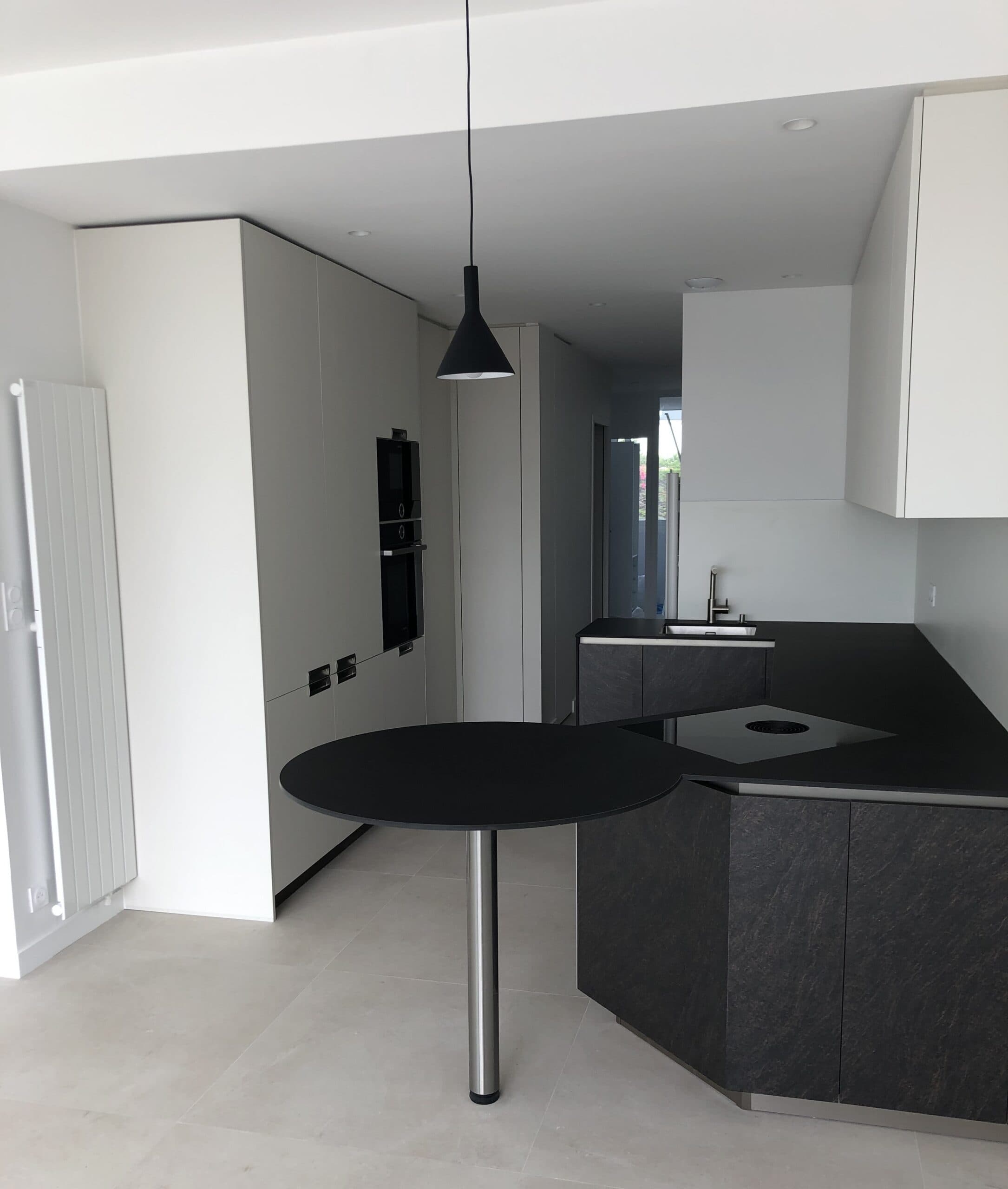 Cuisine anthracite avec table haute ronde