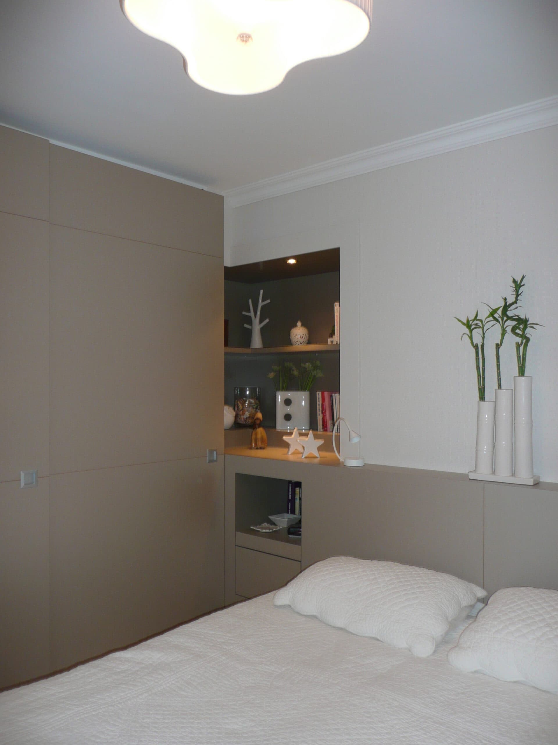 Tête de lit avec niches éclairées et rangements intégrés