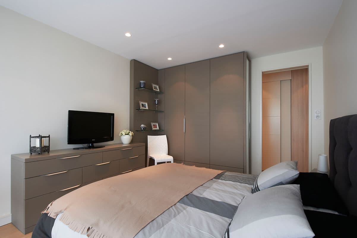 Chambre avec tête de lit, commode et armoire sur mesure en bois gris