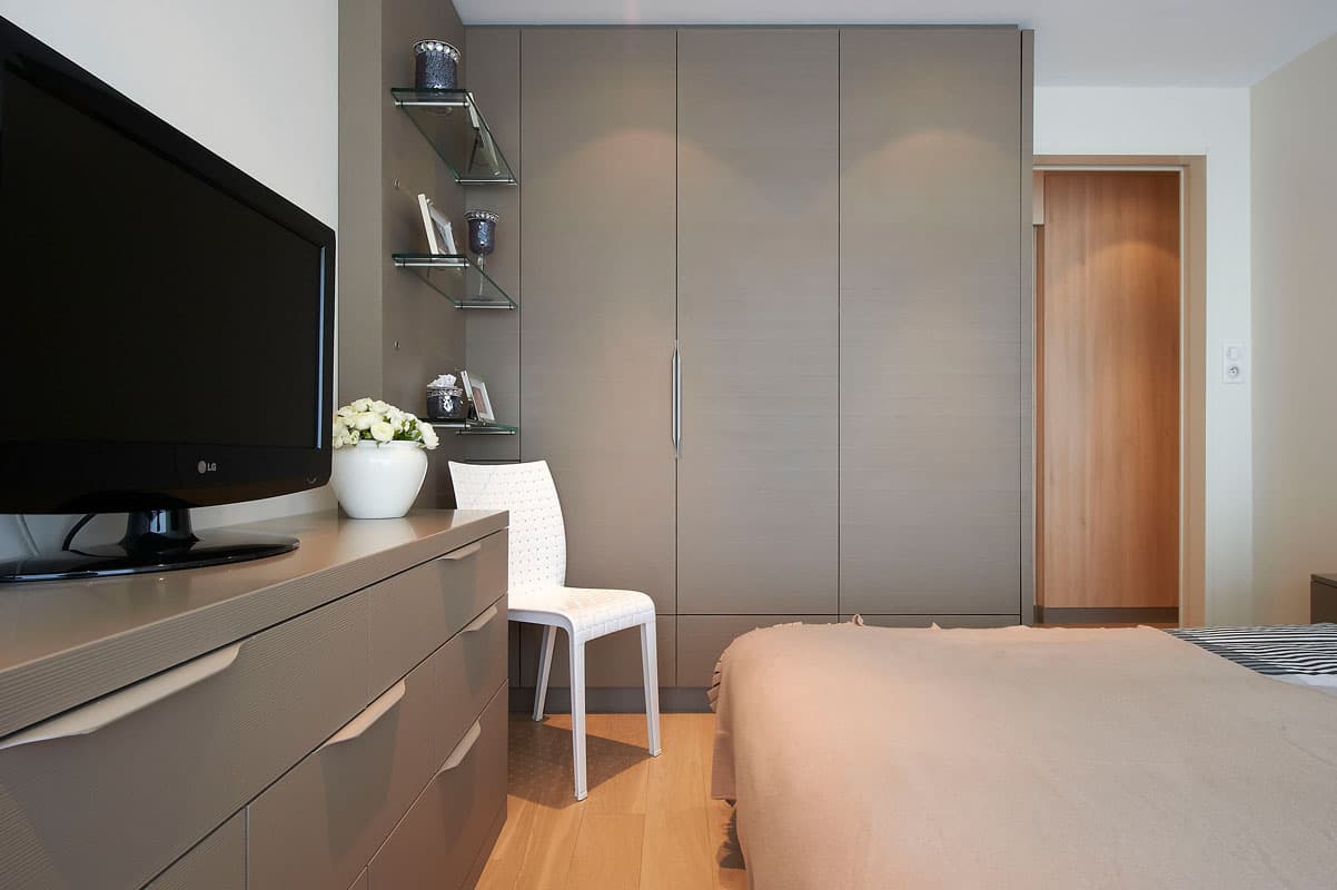 Commode basse et armoire en bois gris dans une chambre