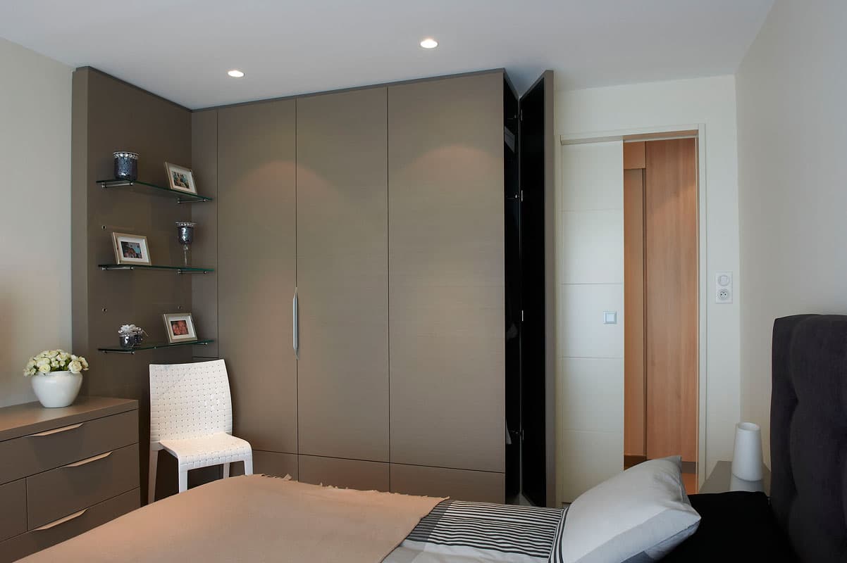 Armoire et étagères murales sur mesure dans une chambre