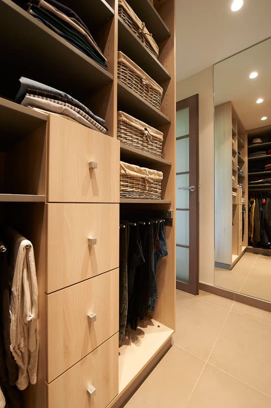 Dressing en bois avec étagères, tiroirs et penderies