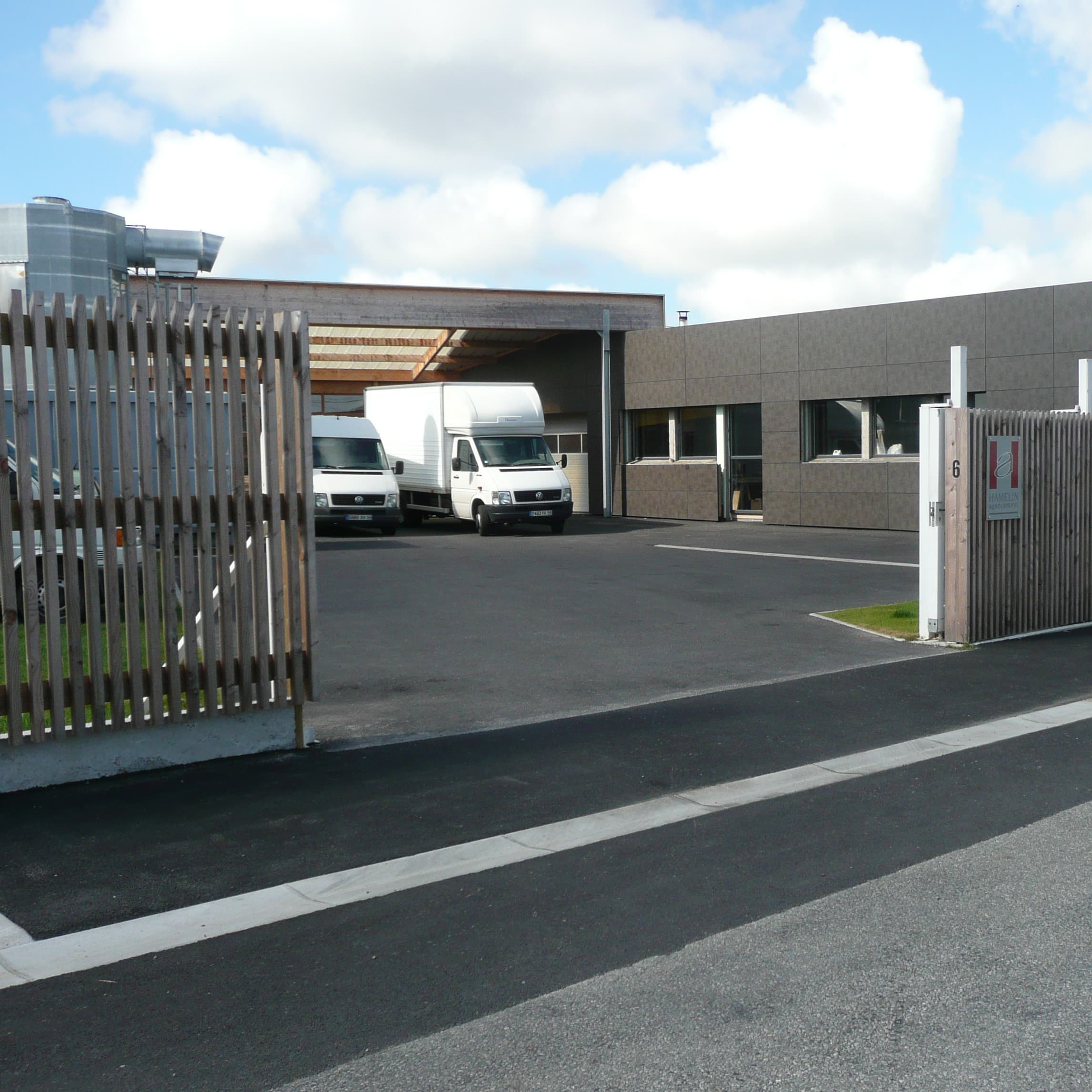 Locaux et cour de l'entreprise Hamelin Agencement