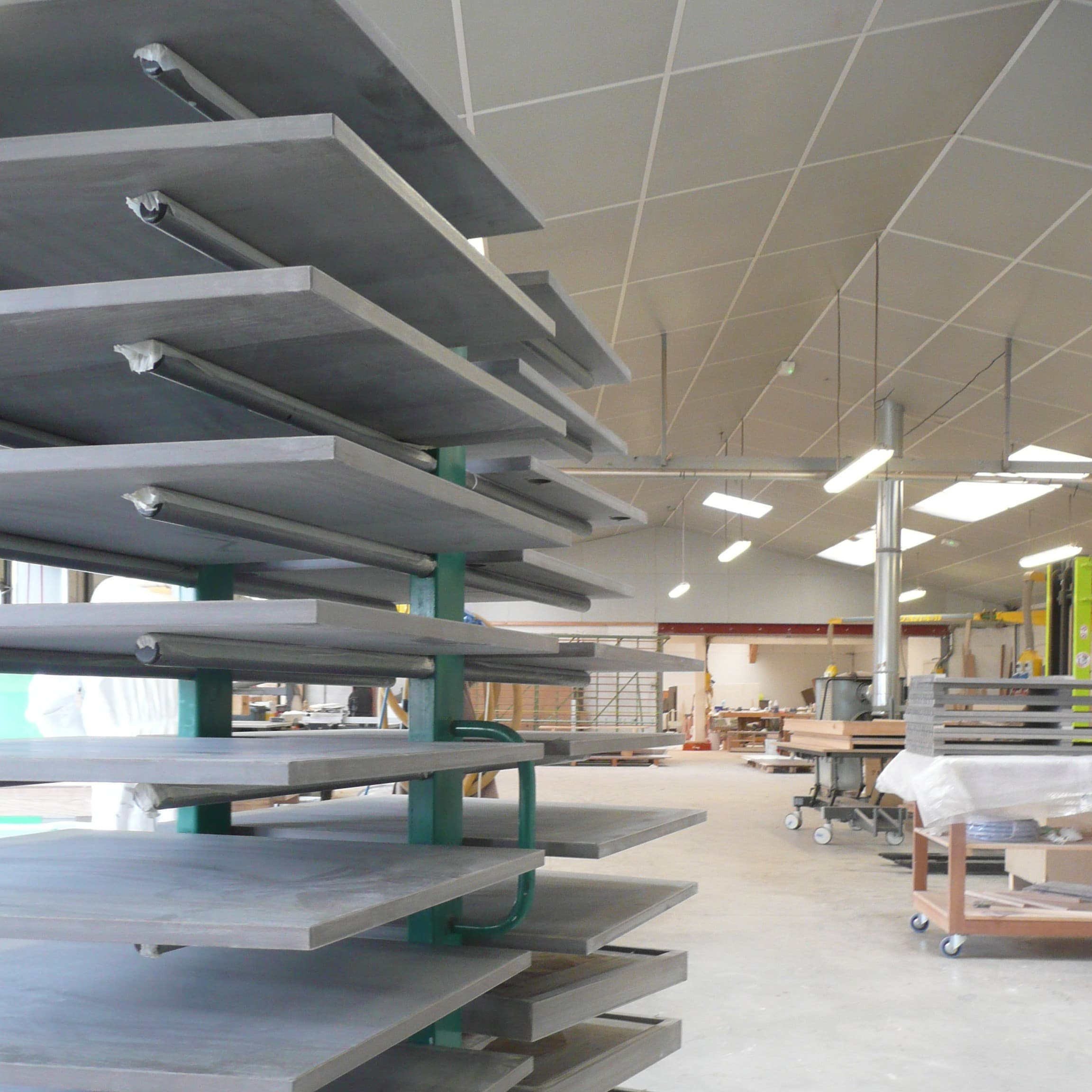 Racks de stockage de panneaux dans l'atelier