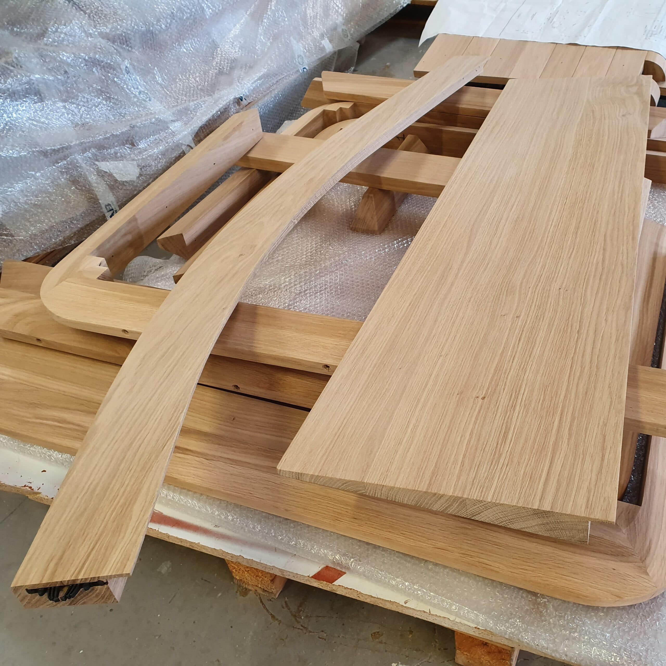 Pièces de bois cintrées en attente d'assemblage