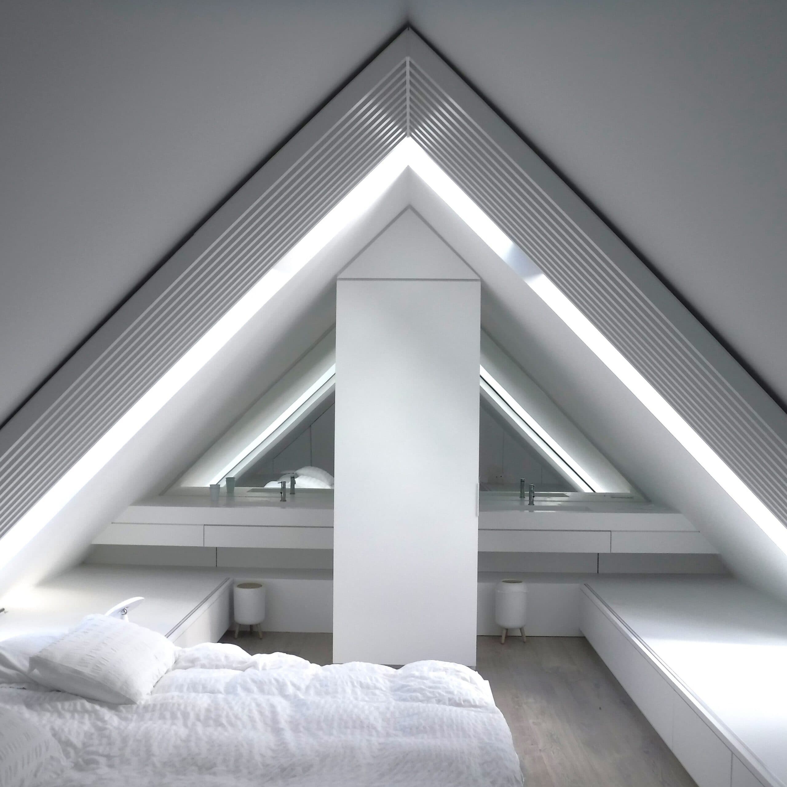 Chambre sous combles avec éclairage linéaire intégré