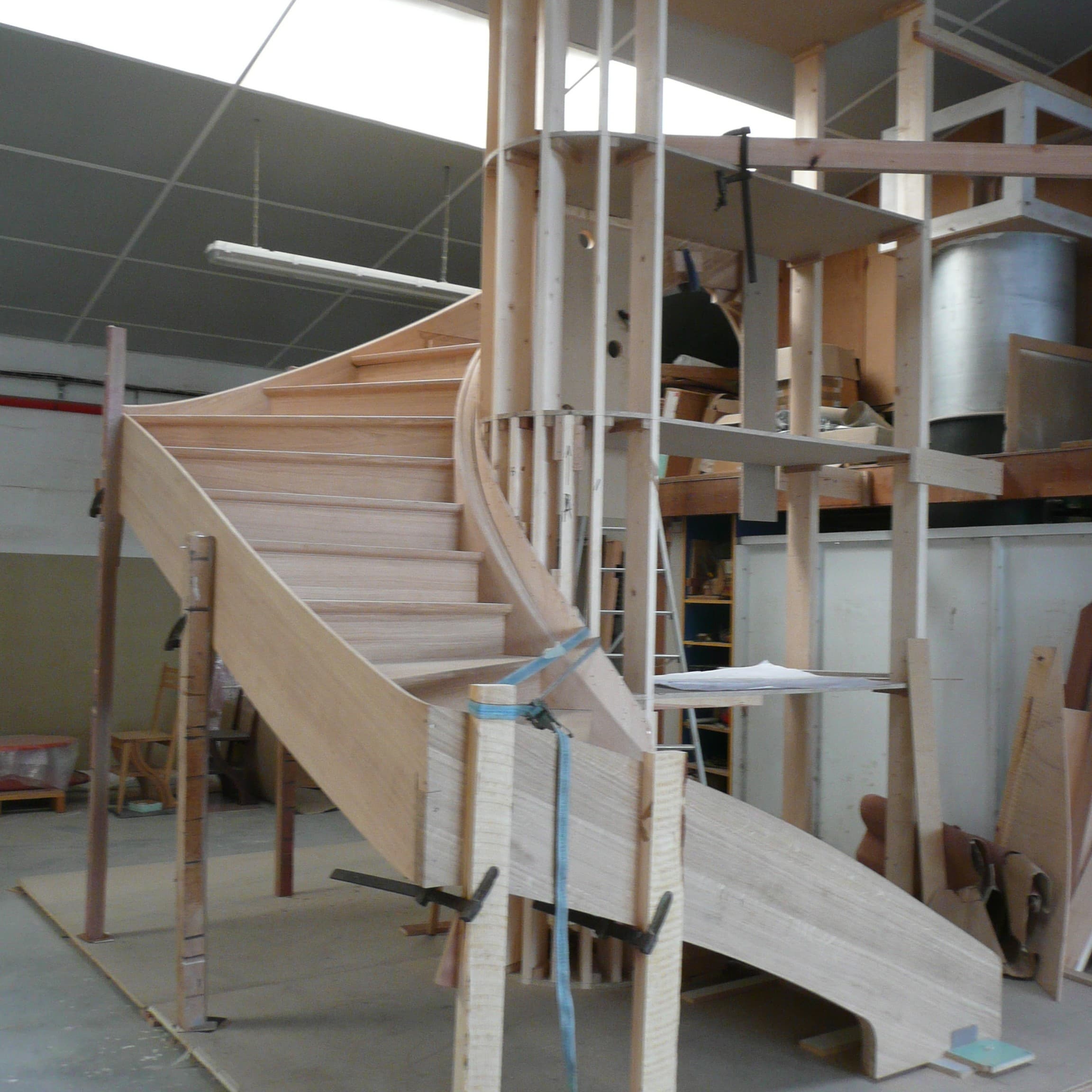 Escalier en bois en cours de montage à l'atelier