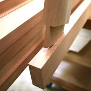 Détail d'un assemblage en bois massif
