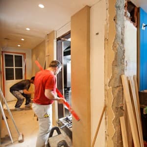 Menuisiers en pose d'habillage sur un chantier
