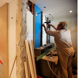 Menuisier en intervention sur un chantier
