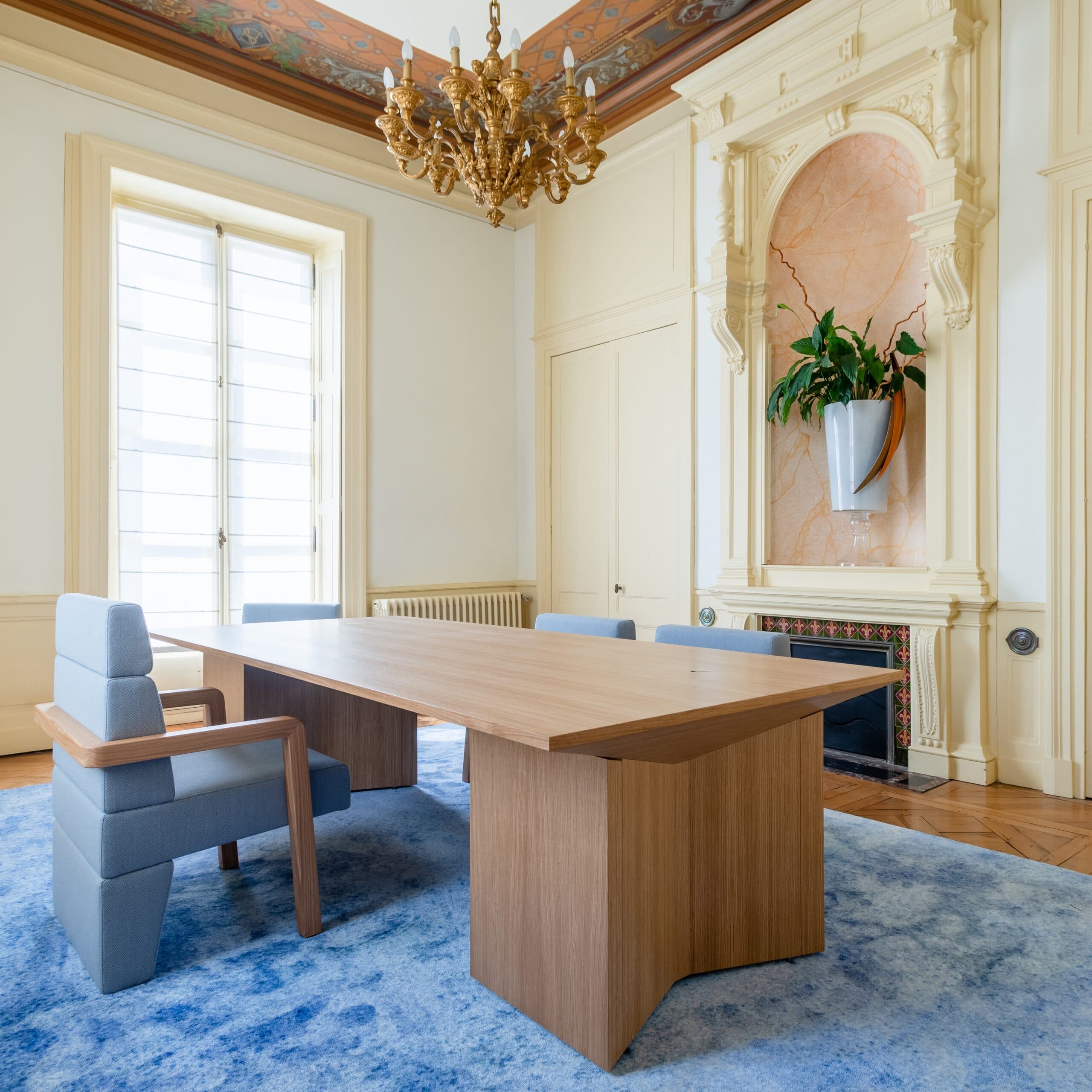 Bureau en bois dans un salon de style classique