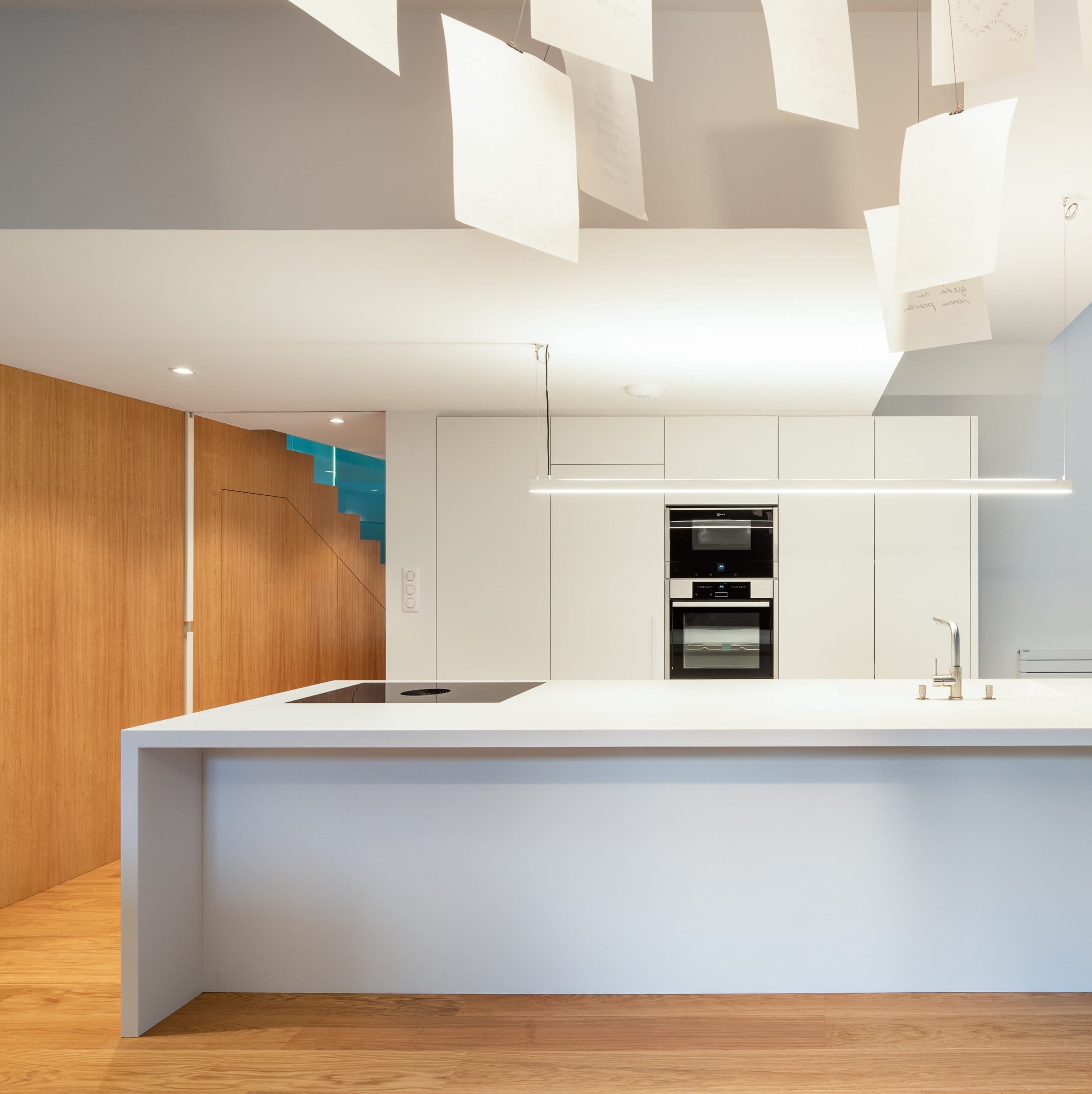 Cuisine contemporaine avec îlot blanc et façades bois
