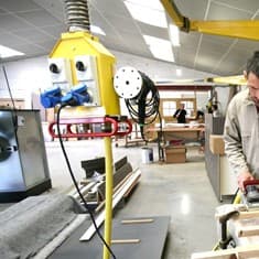 Palonnier de levage jaune dans l'atelier de menuiserie