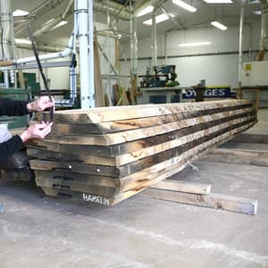 Plateaux de bois massif empilés dans l'atelier